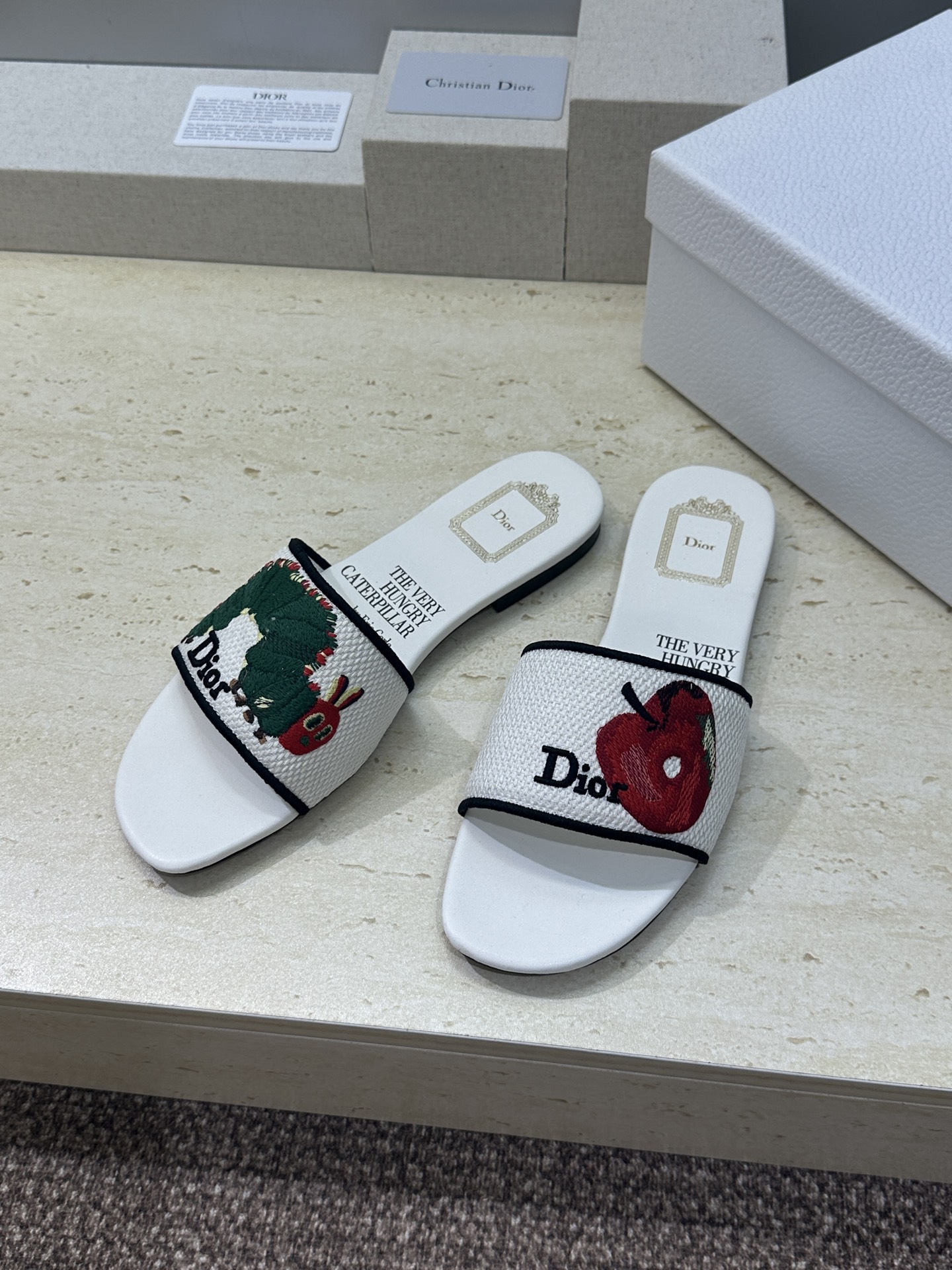 平底迪奥 Dior 2026春夏新款 DWAY 一字拖女鞋 CD字母logo立体刺绣平底凉鞋 圆头粗跟果