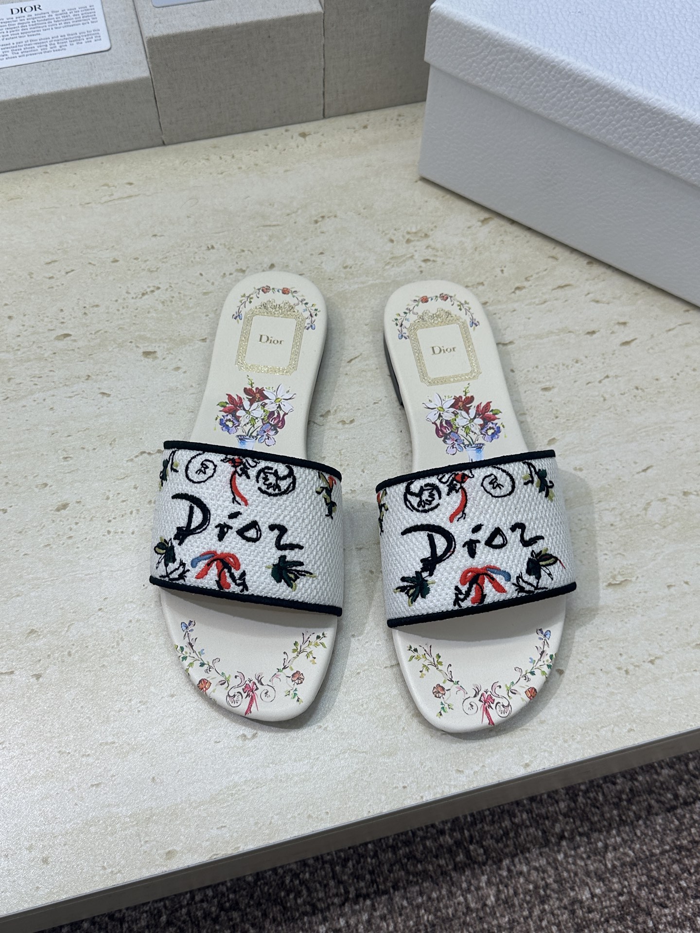 平底迪奥 Dior 2026春夏新款 DWAY 一字拖女鞋 CD字母logo立体刺绣平底凉鞋 圆头粗跟果
