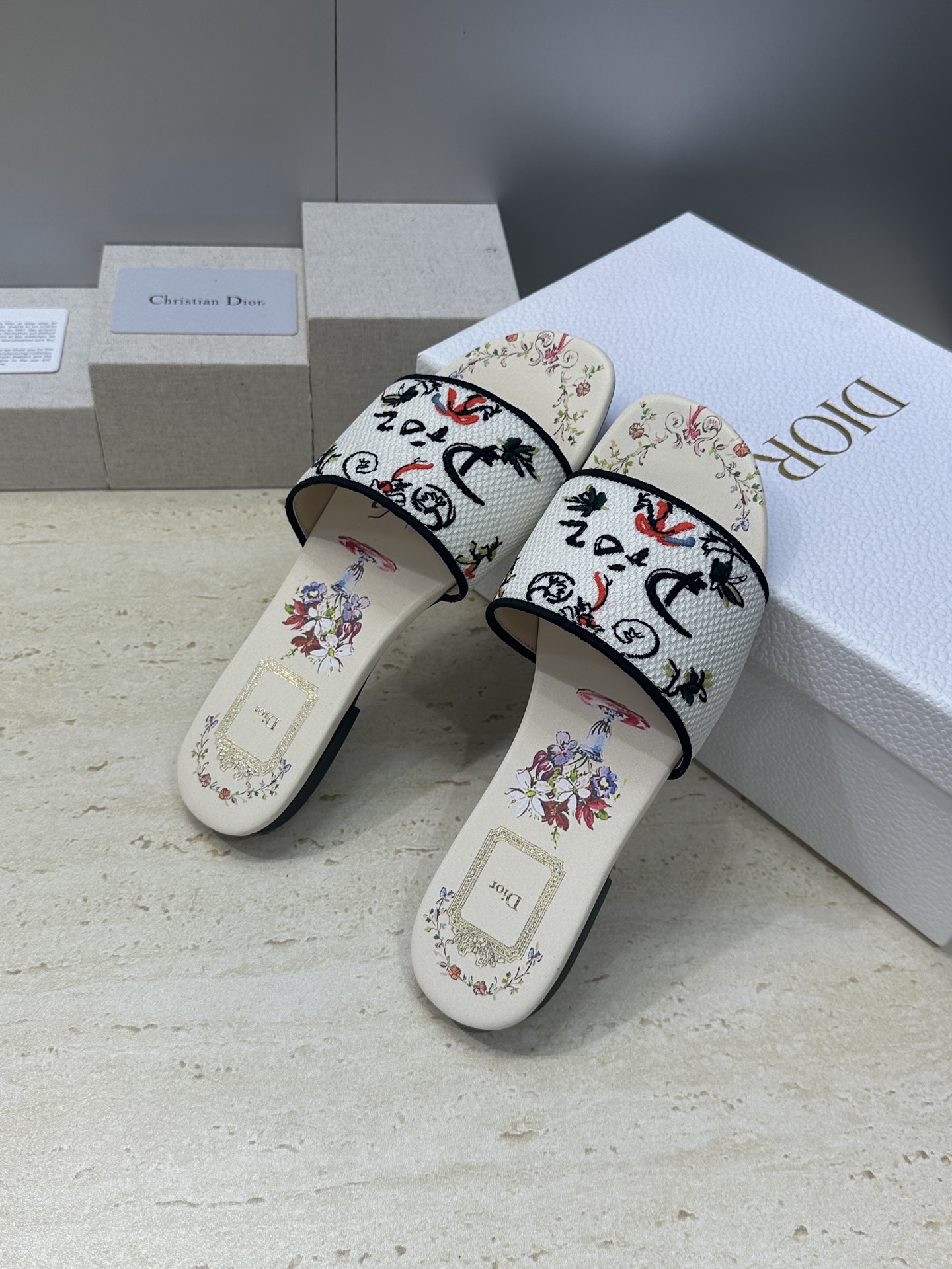 平底迪奥 Dior 2026春夏新款 DWAY 一字拖女鞋 CD字母logo立体刺绣平底凉鞋 圆头粗跟果
