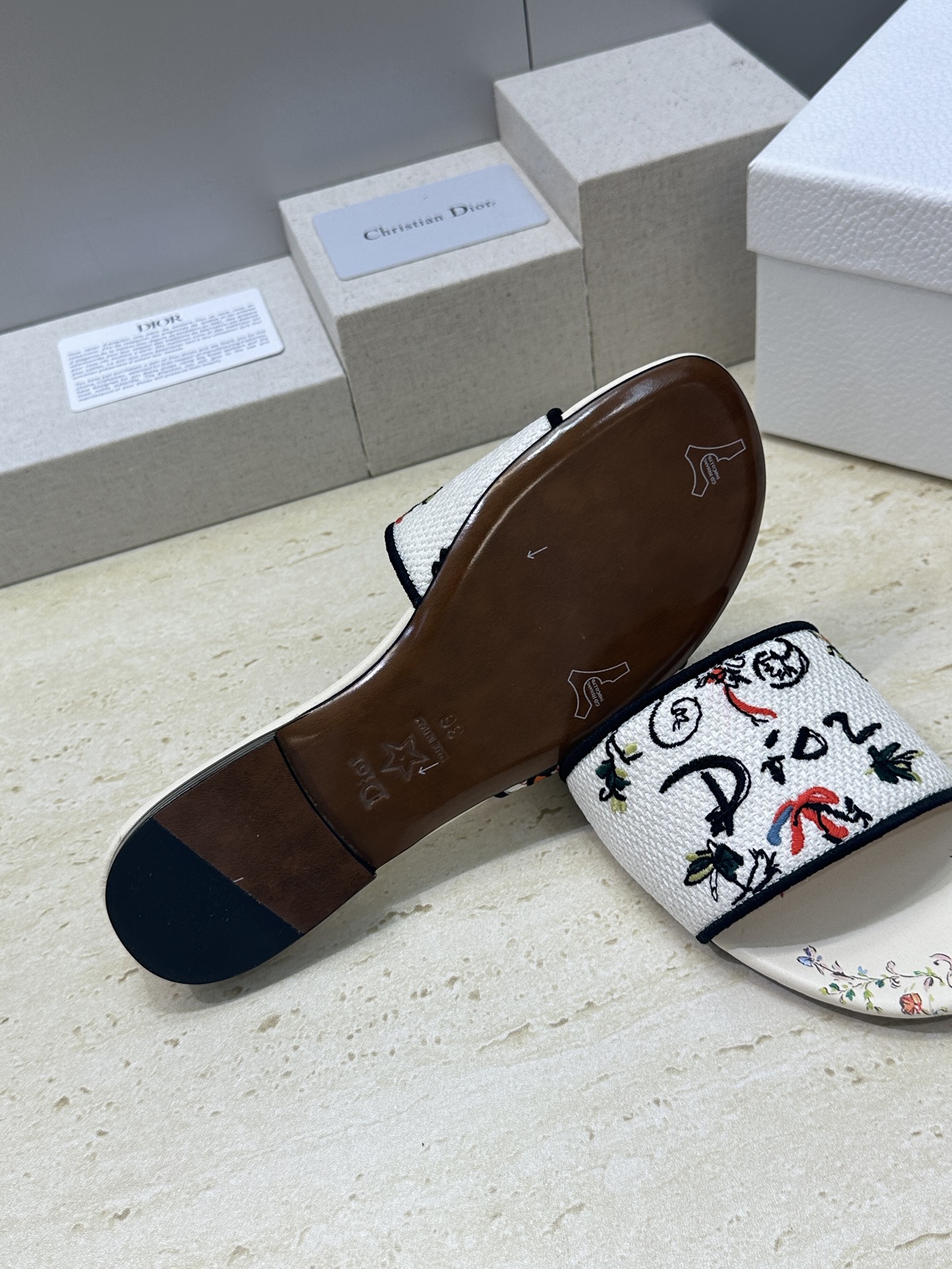 平底迪奥 Dior 2026春夏新款 DWAY 一字拖女鞋 CD字母logo立体刺绣平底凉鞋 圆头粗跟果