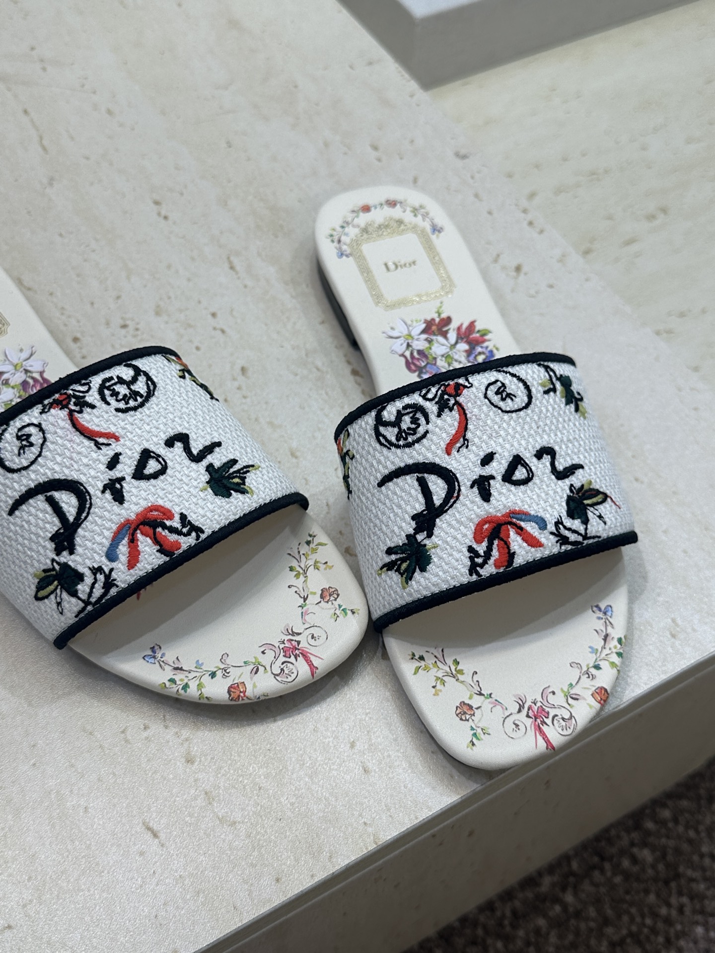 平底迪奥 Dior 2026春夏新款 DWAY 一字拖女鞋 CD字母logo立体刺绣平底凉鞋 圆头粗跟果