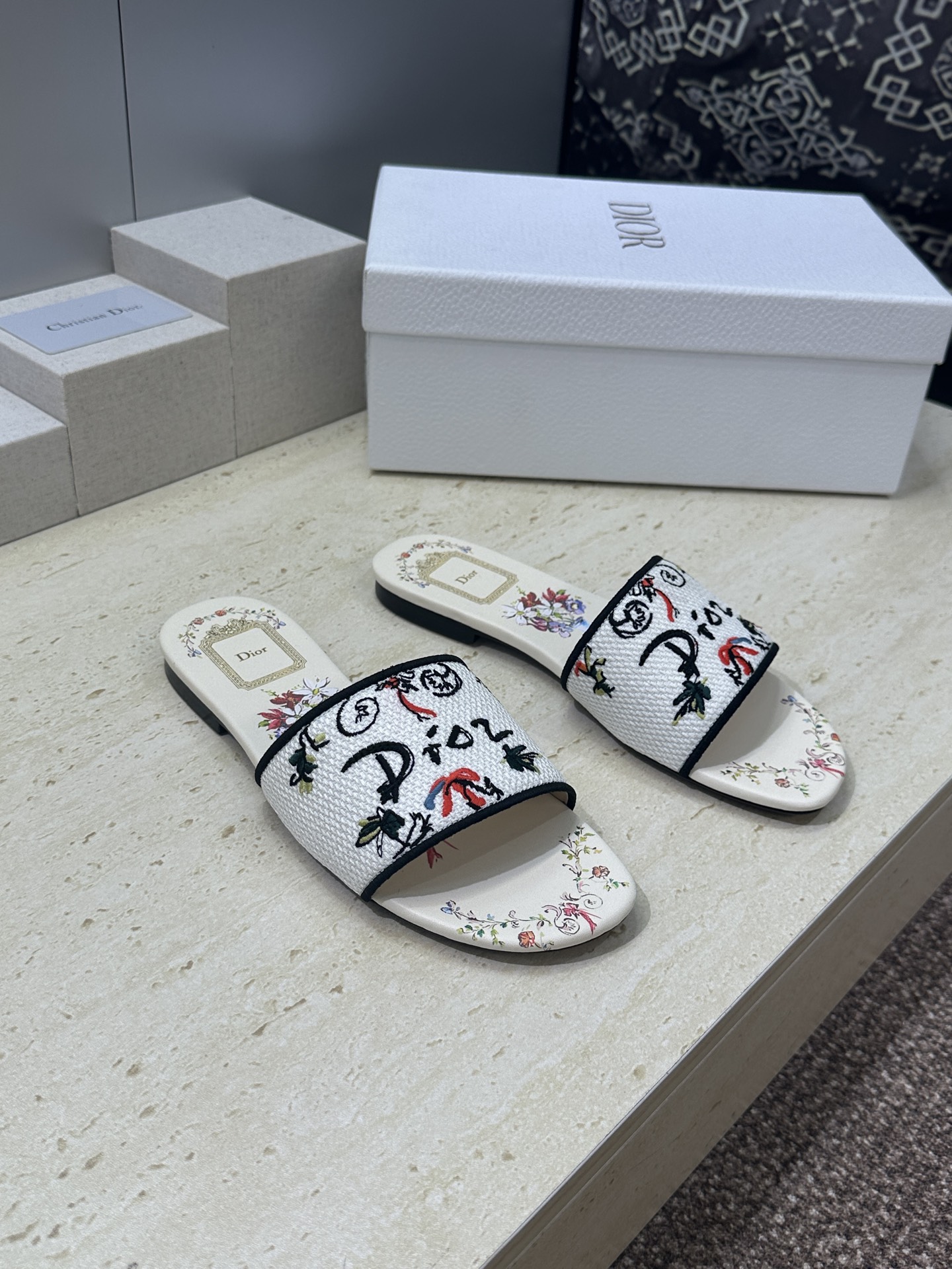 平底迪奥 Dior 2026春夏新款 DWAY 一字拖女鞋 CD字母logo立体刺绣平底凉鞋 圆头粗跟果