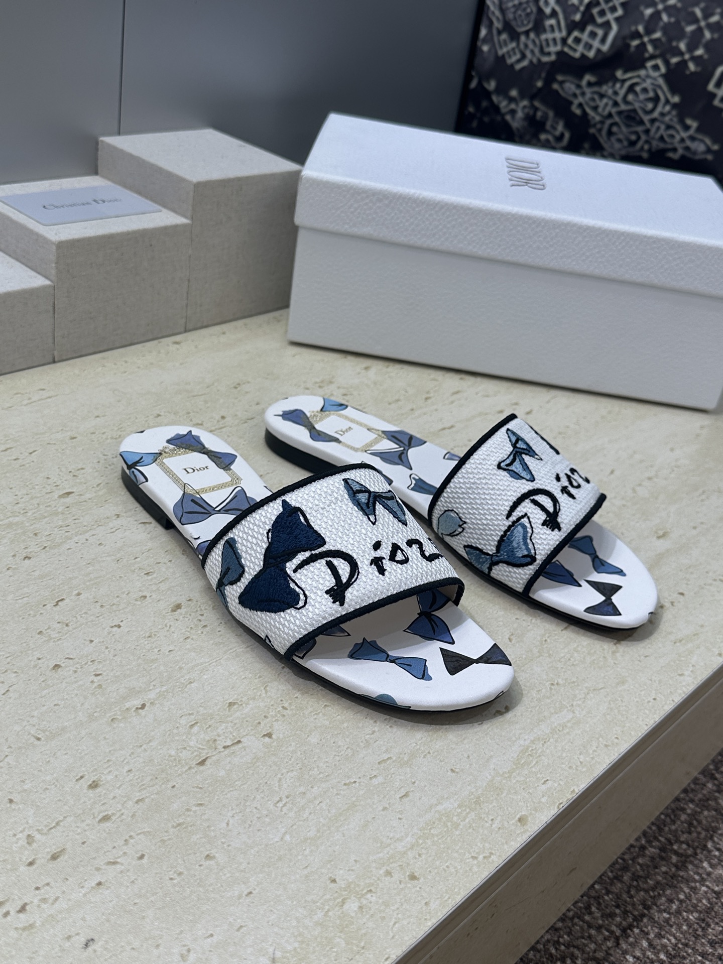 平底迪奥 Dior 2026春夏新款 DWAY 一字拖女鞋 CD字母logo立体刺绣平底凉鞋 圆头粗跟果