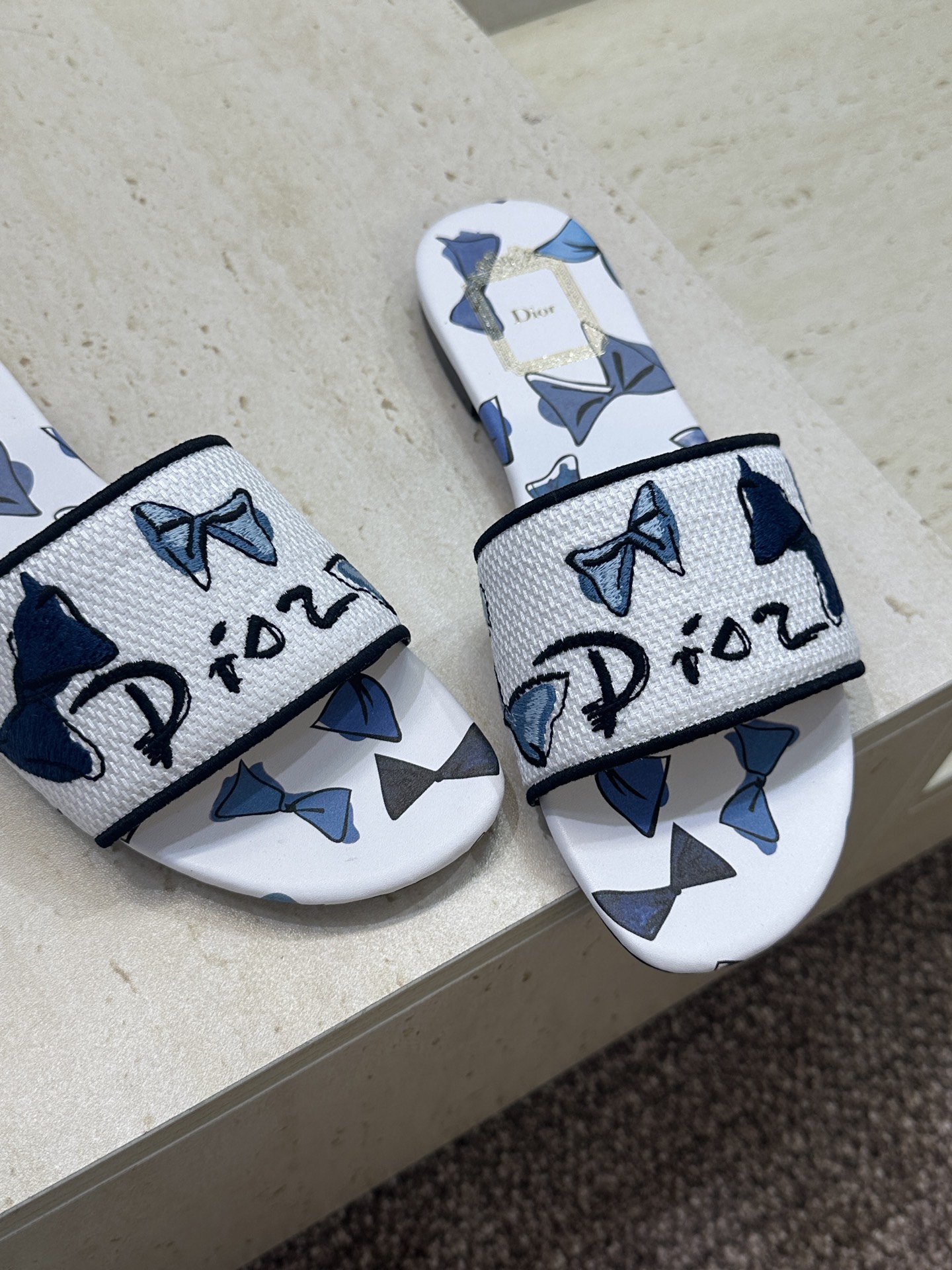 平底迪奥 Dior 2026春夏新款 DWAY 一字拖女鞋 CD字母logo立体刺绣平底凉鞋 圆头粗跟果