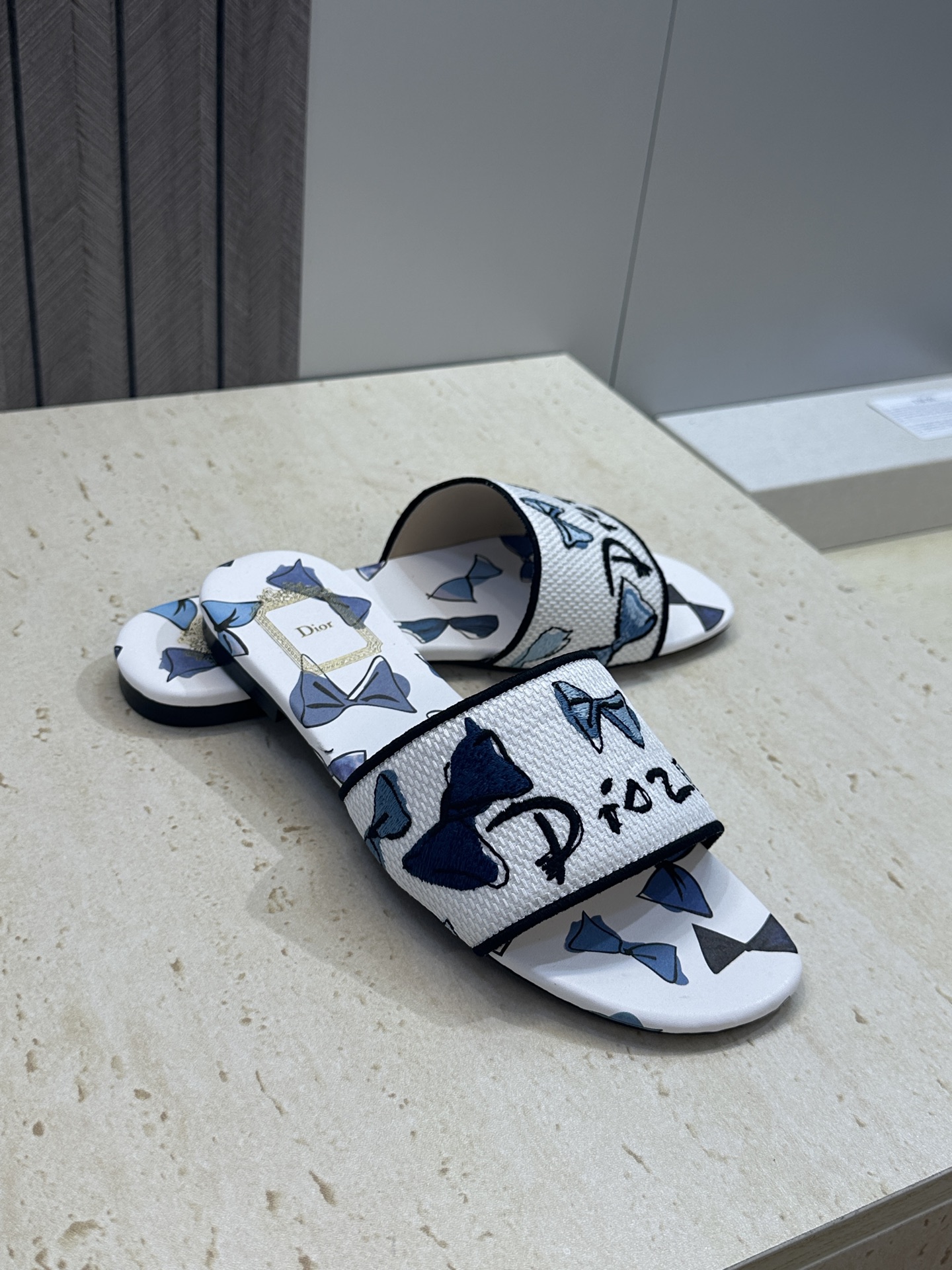 平底迪奥 Dior 2026春夏新款 DWAY 一字拖女鞋 CD字母logo立体刺绣平底凉鞋 圆头粗跟果