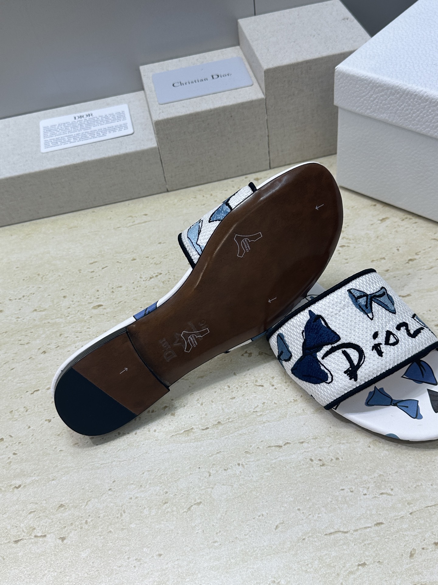 平底迪奥 Dior 2026春夏新款 DWAY 一字拖女鞋 CD字母logo立体刺绣平底凉鞋 圆头粗跟果
