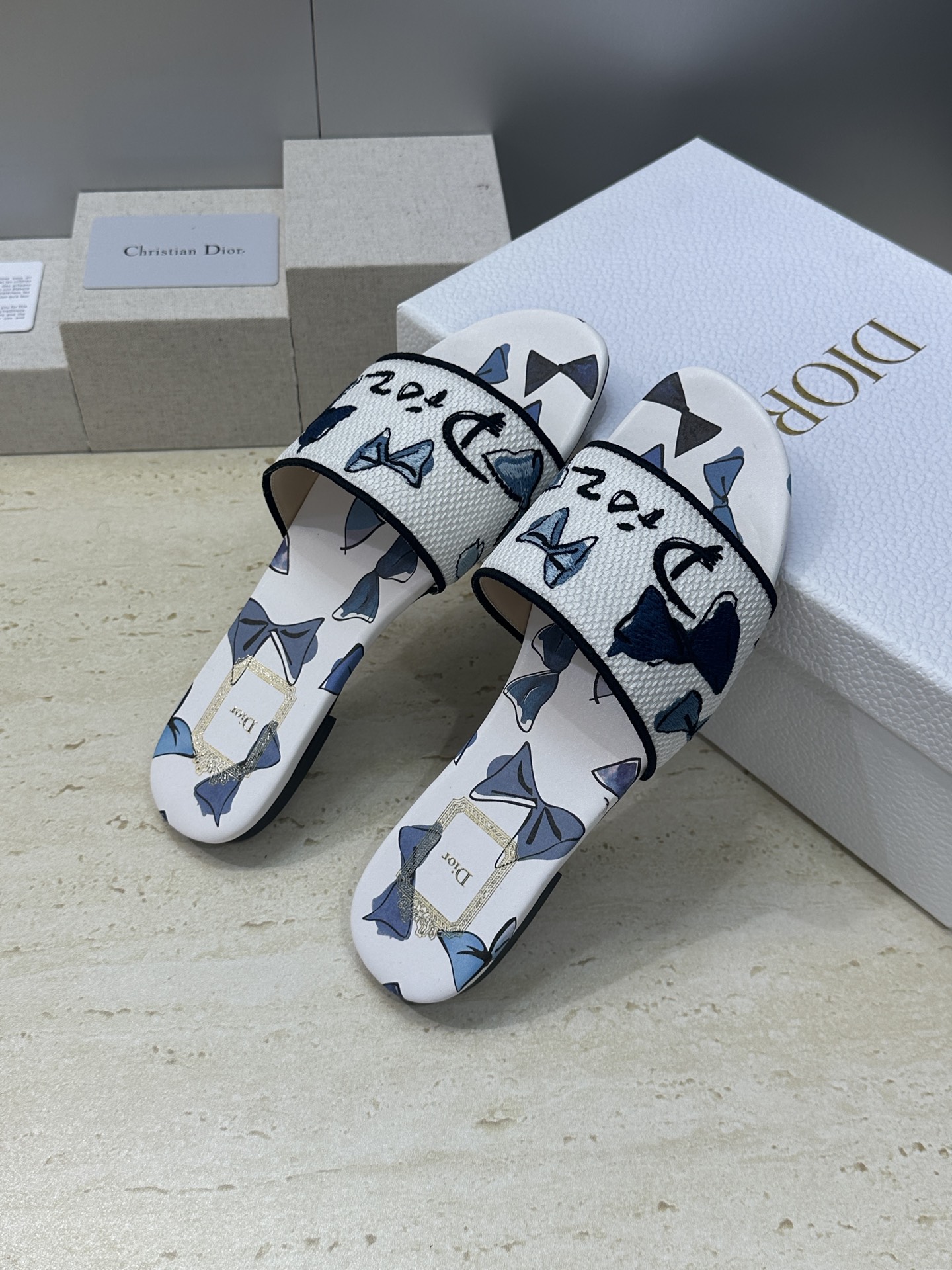 平底迪奥 Dior 2026春夏新款 DWAY 一字拖女鞋 CD字母logo立体刺绣平底凉鞋 圆头粗跟果