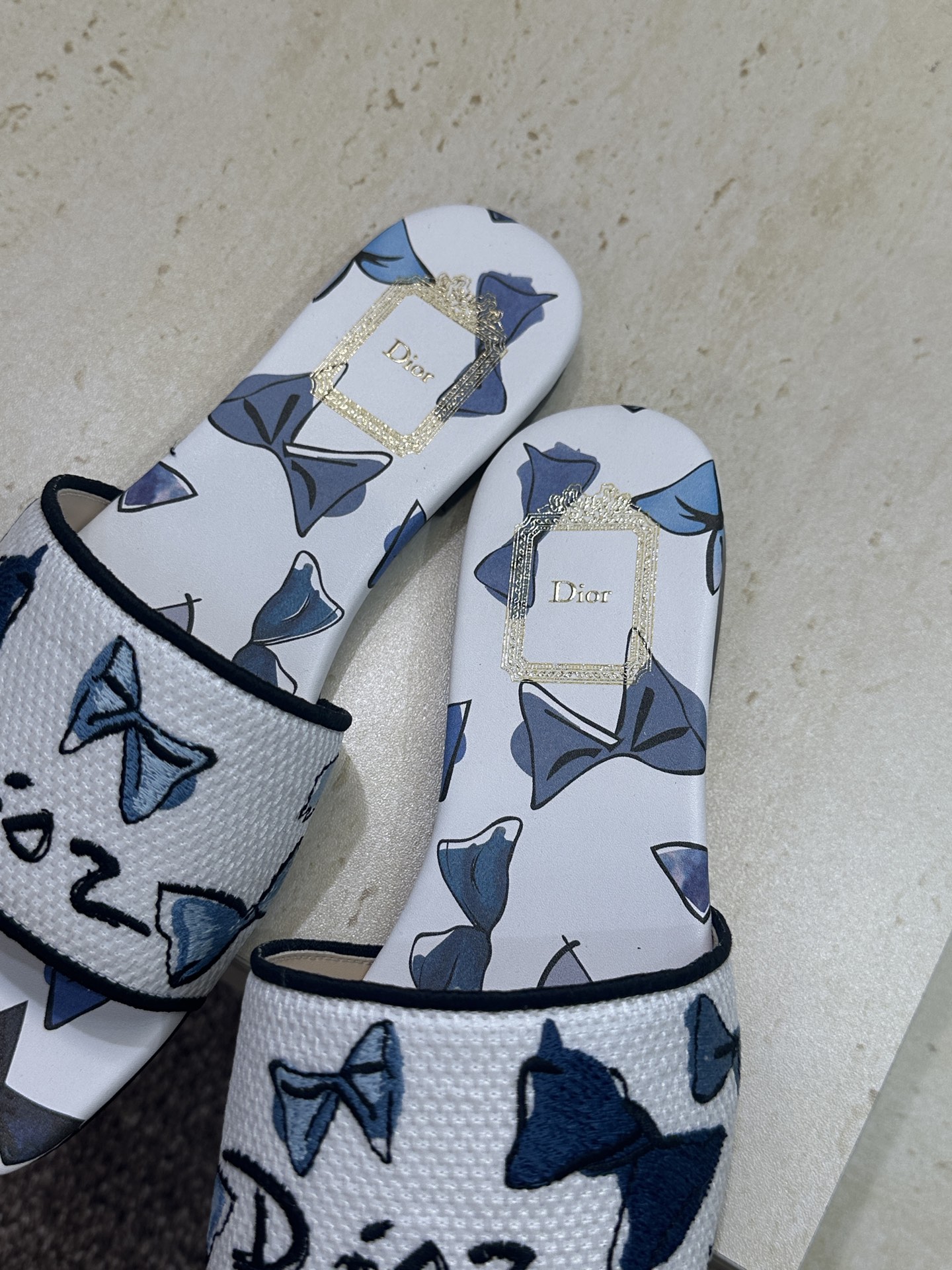 平底迪奥 Dior 2026春夏新款 DWAY 一字拖女鞋 CD字母logo立体刺绣平底凉鞋 圆头粗跟果