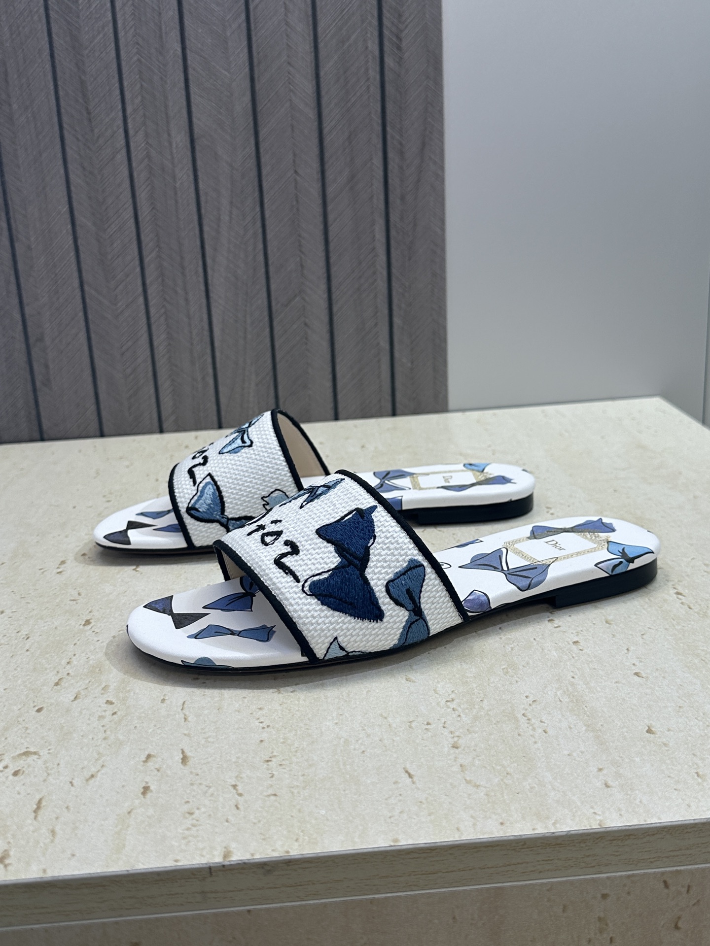 平底迪奥 Dior 2026春夏新款 DWAY 一字拖女鞋 CD字母logo立体刺绣平底凉鞋 圆头粗跟果