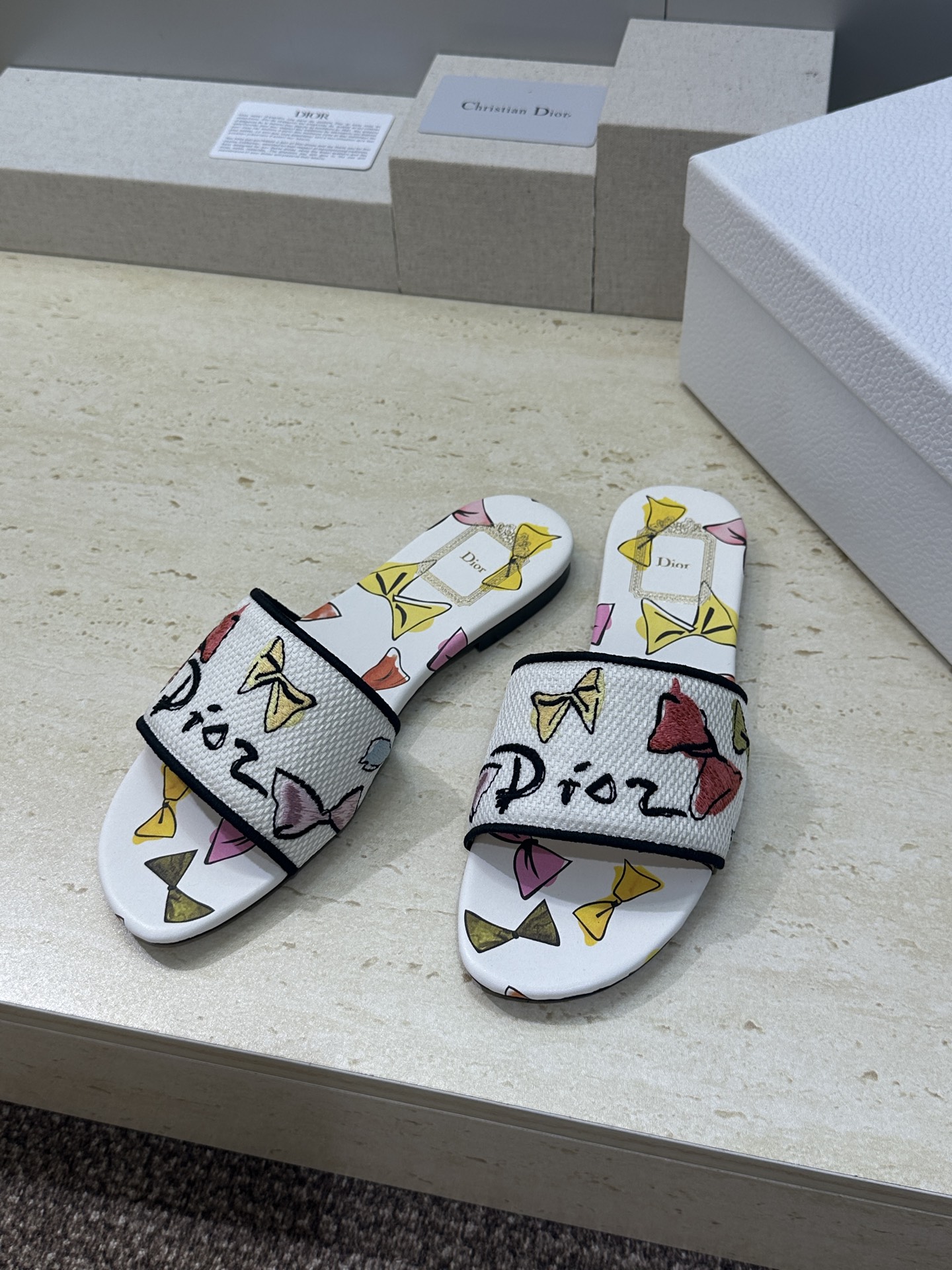 平底迪奥 Dior 2026春夏新款 DWAY 一字拖女鞋 CD字母logo立体刺绣平底凉鞋 圆头粗跟果