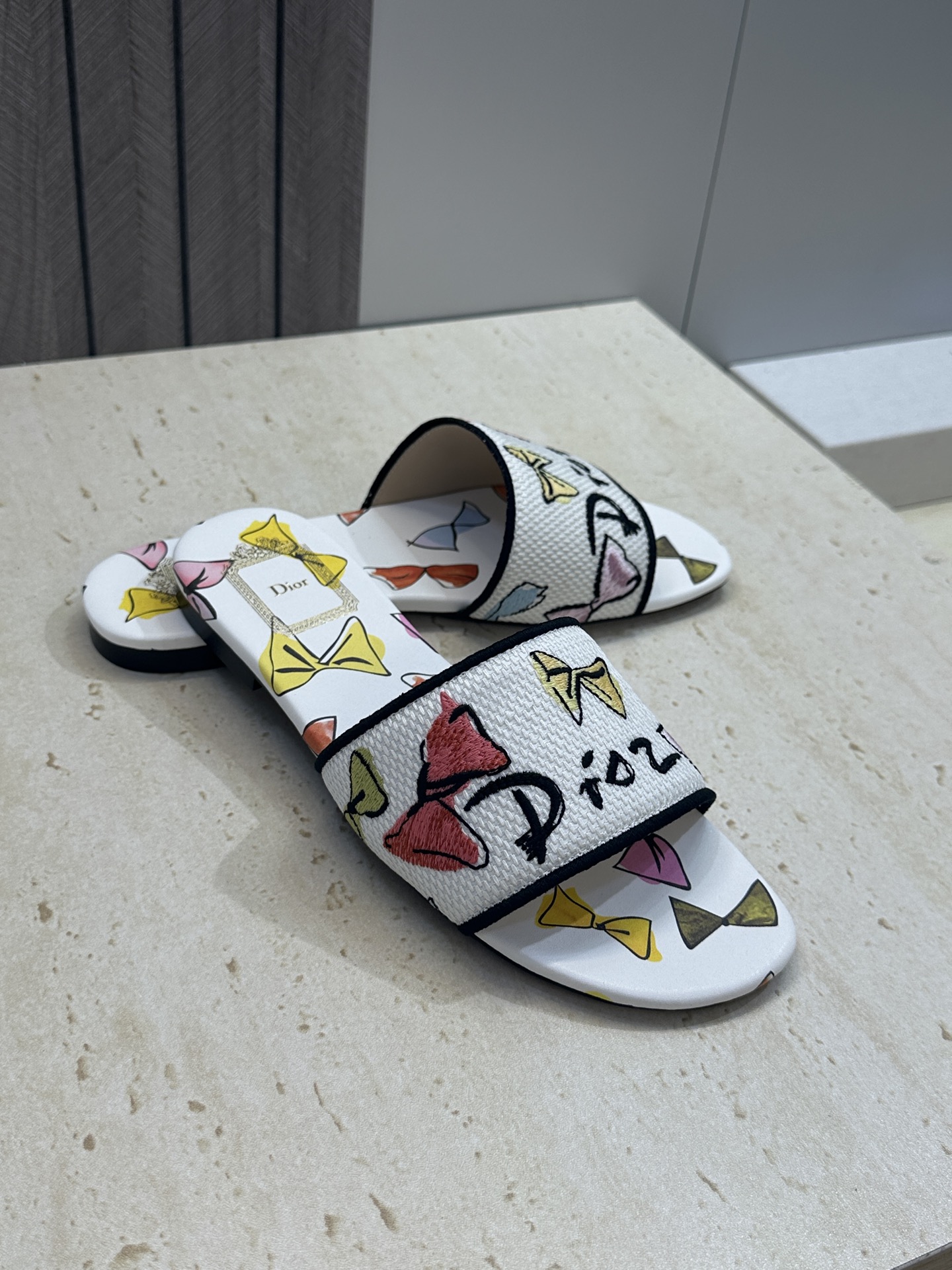 平底迪奥 Dior 2026春夏新款 DWAY 一字拖女鞋 CD字母logo立体刺绣平底凉鞋 圆头粗跟果