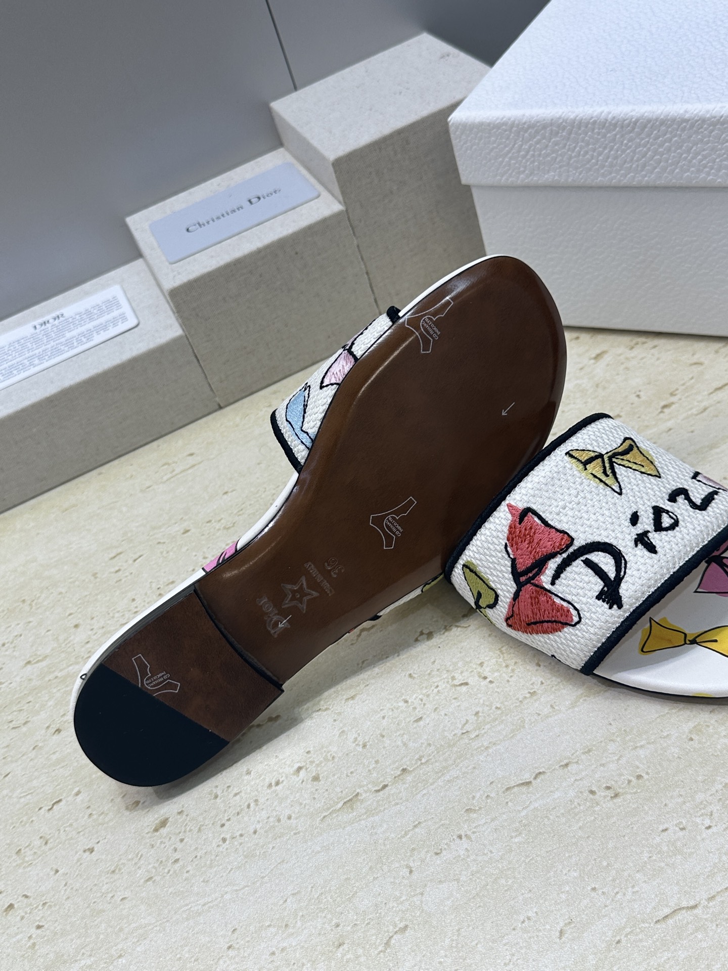 平底迪奥 Dior 2026春夏新款 DWAY 一字拖女鞋 CD字母logo立体刺绣平底凉鞋 圆头粗跟果