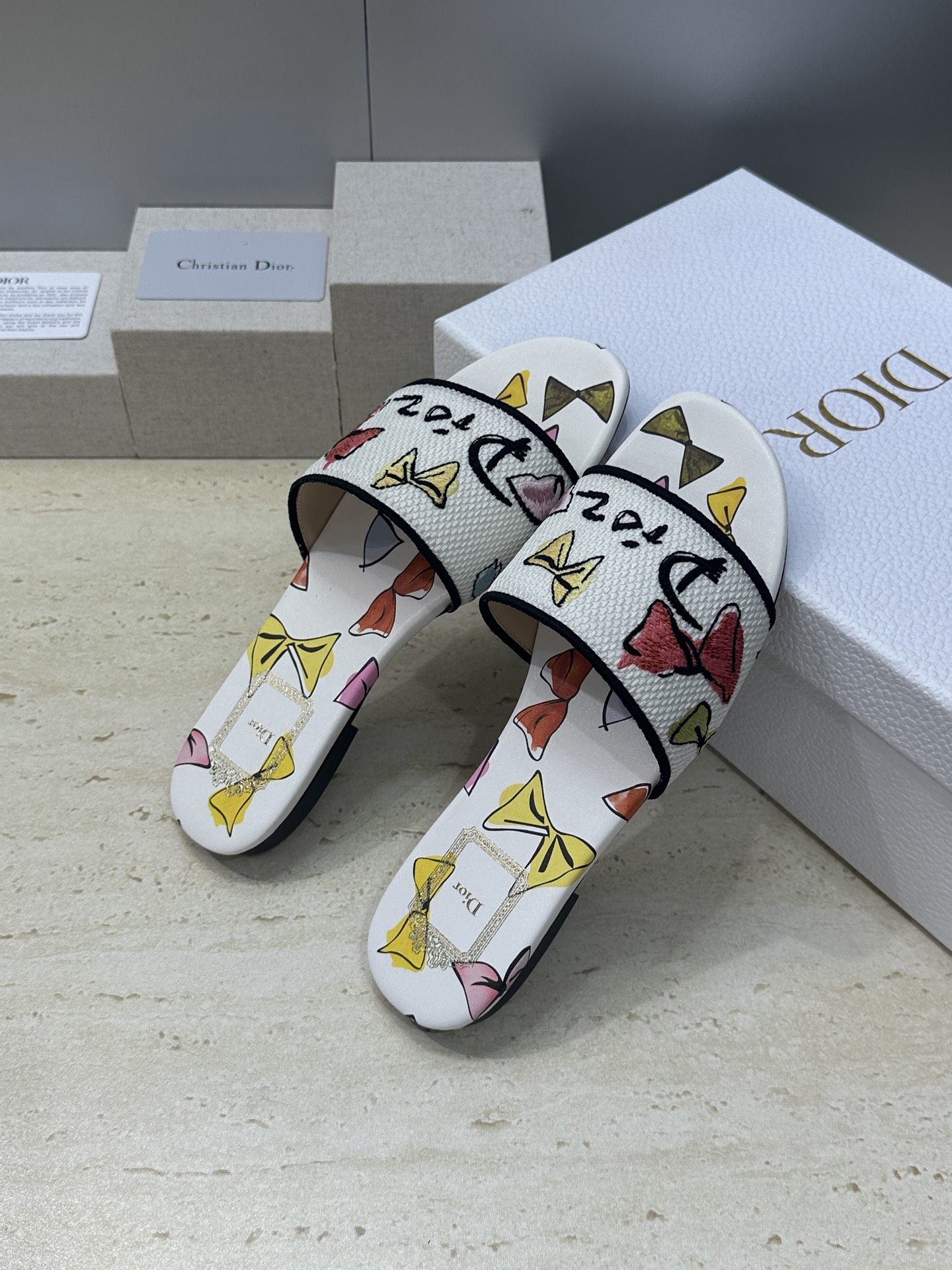 平底迪奥 Dior 2026春夏新款 DWAY 一字拖女鞋 CD字母logo立体刺绣平底凉鞋 圆头粗跟果
