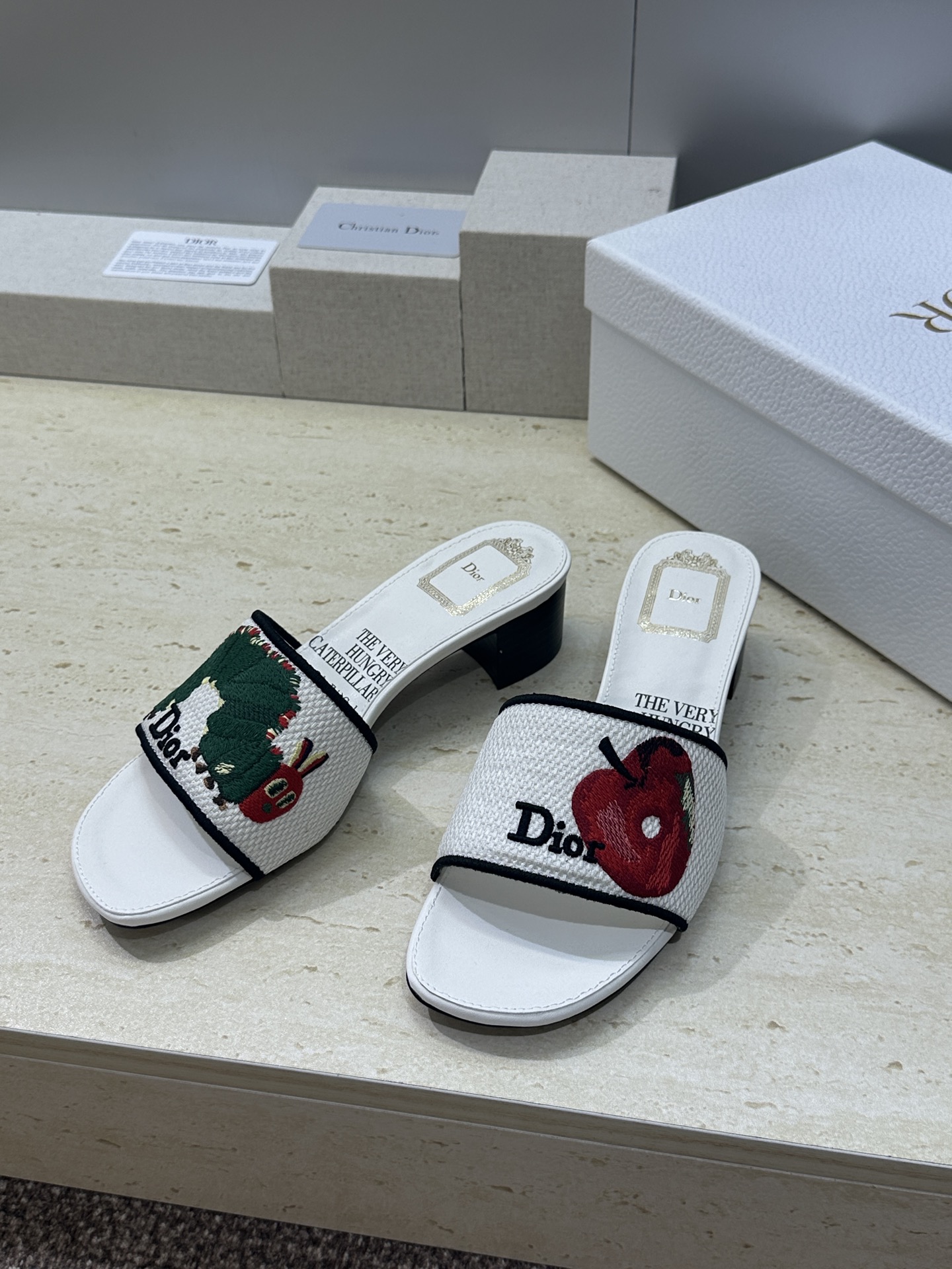 粗跟迪奥 Dior 2026春夏新款 DWAY 一字拖女鞋 CD字母logo立体刺绣平底凉鞋 圆头粗跟果