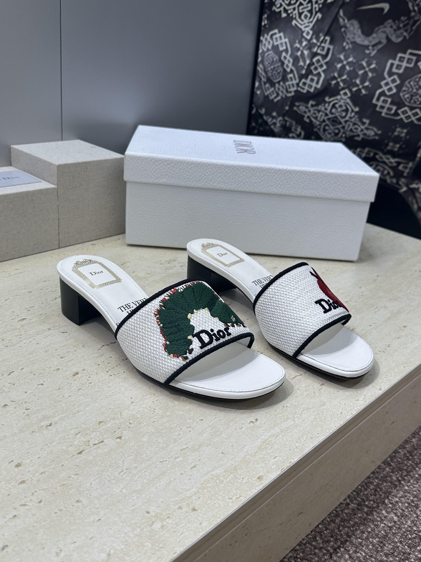 粗跟迪奥 Dior 2026春夏新款 DWAY 一字拖女鞋 CD字母logo立体刺绣平底凉鞋 圆头粗跟果