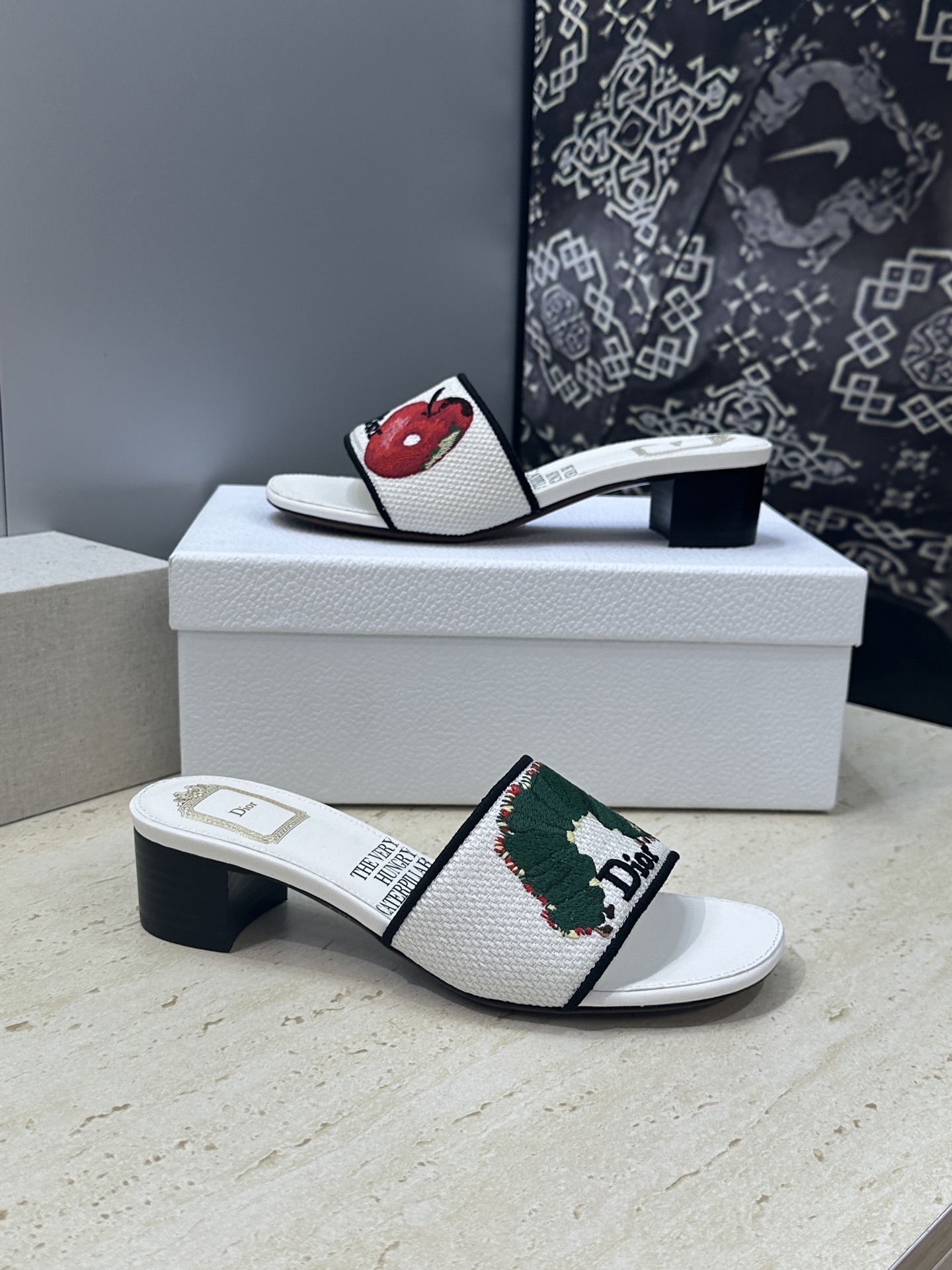 粗跟迪奥 Dior 2026春夏新款 DWAY 一字拖女鞋 CD字母logo立体刺绣平底凉鞋 圆头粗跟果