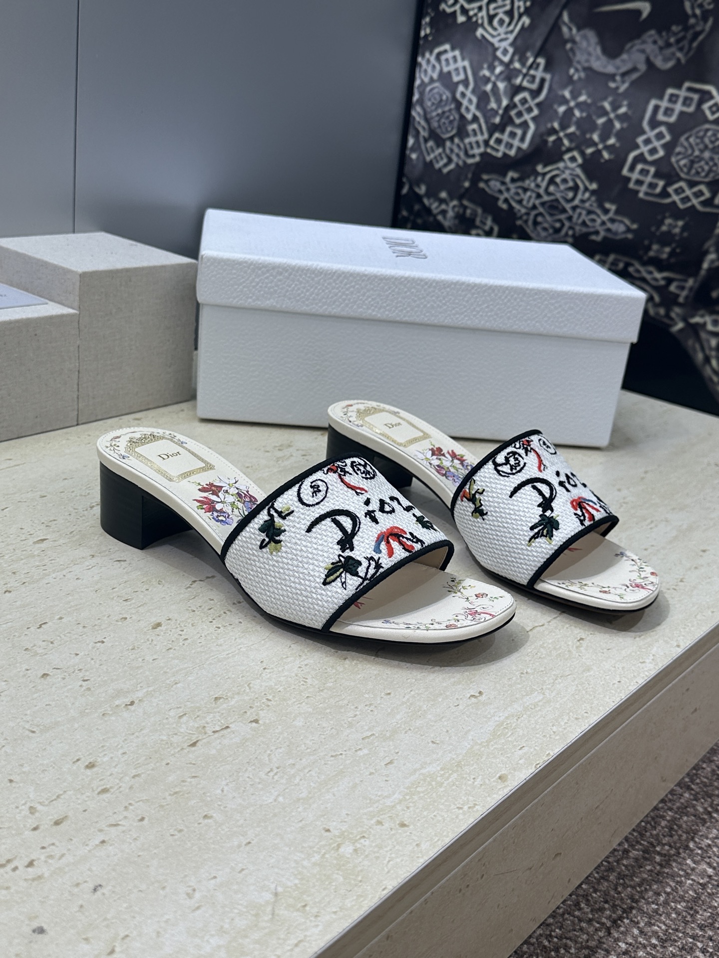粗跟迪奥 Dior 2026春夏新款 DWAY 一字拖女鞋 CD字母logo立体刺绣平底凉鞋 圆头粗跟果