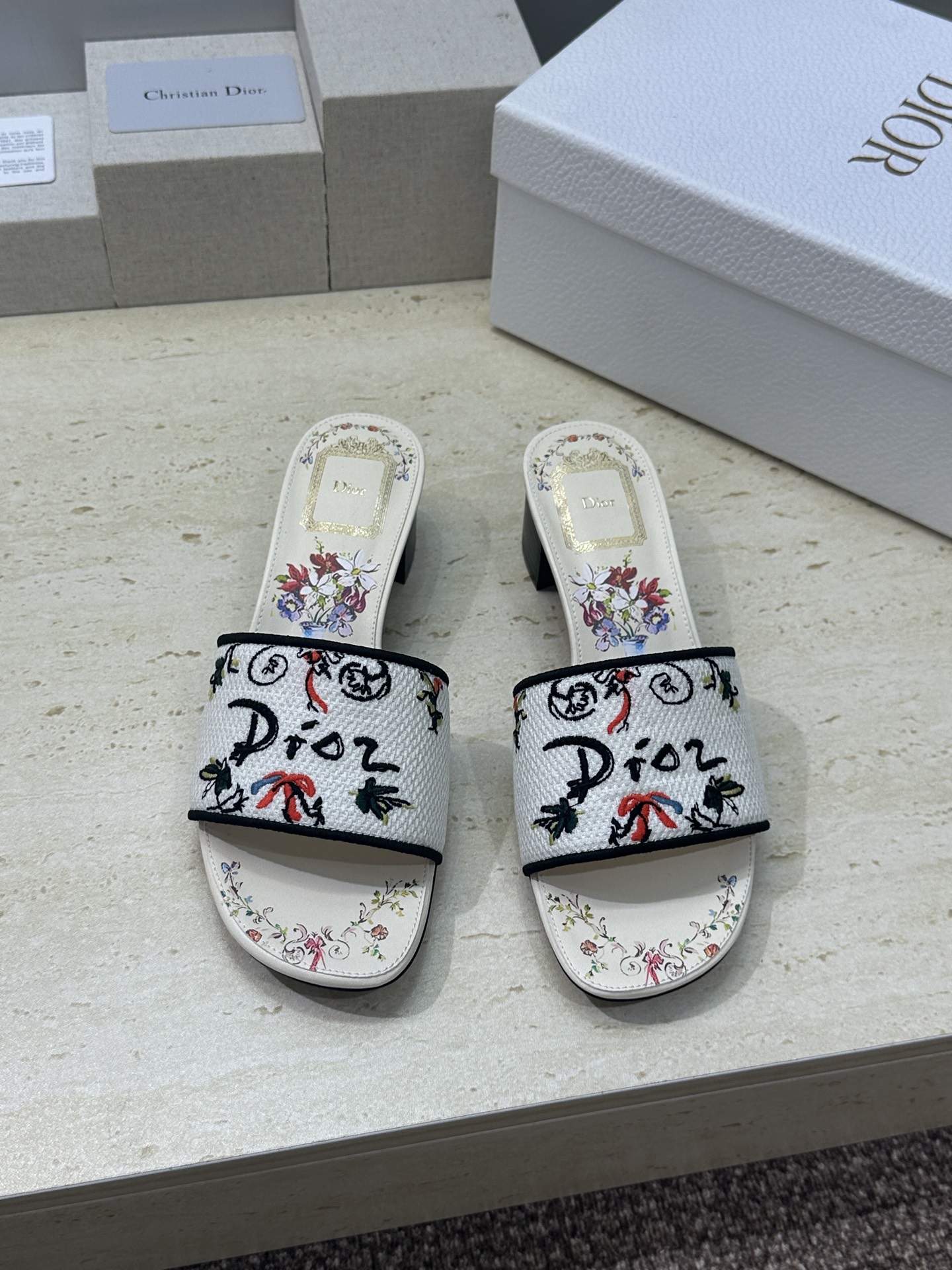 粗跟迪奥 Dior 2026春夏新款 DWAY 一字拖女鞋 CD字母logo立体刺绣平底凉鞋 圆头粗跟果
