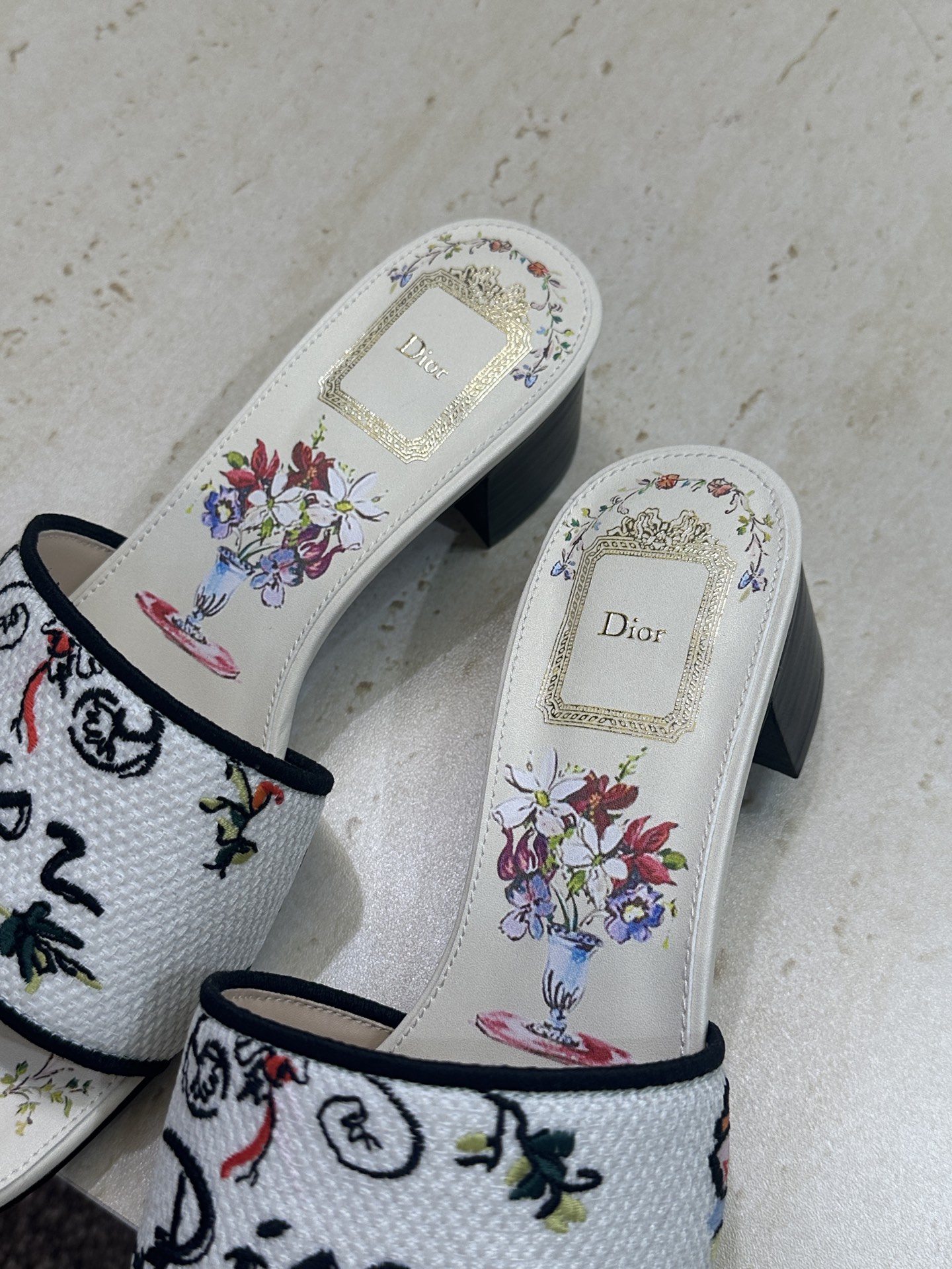 粗跟迪奥 Dior 2026春夏新款 DWAY 一字拖女鞋 CD字母logo立体刺绣平底凉鞋 圆头粗跟果