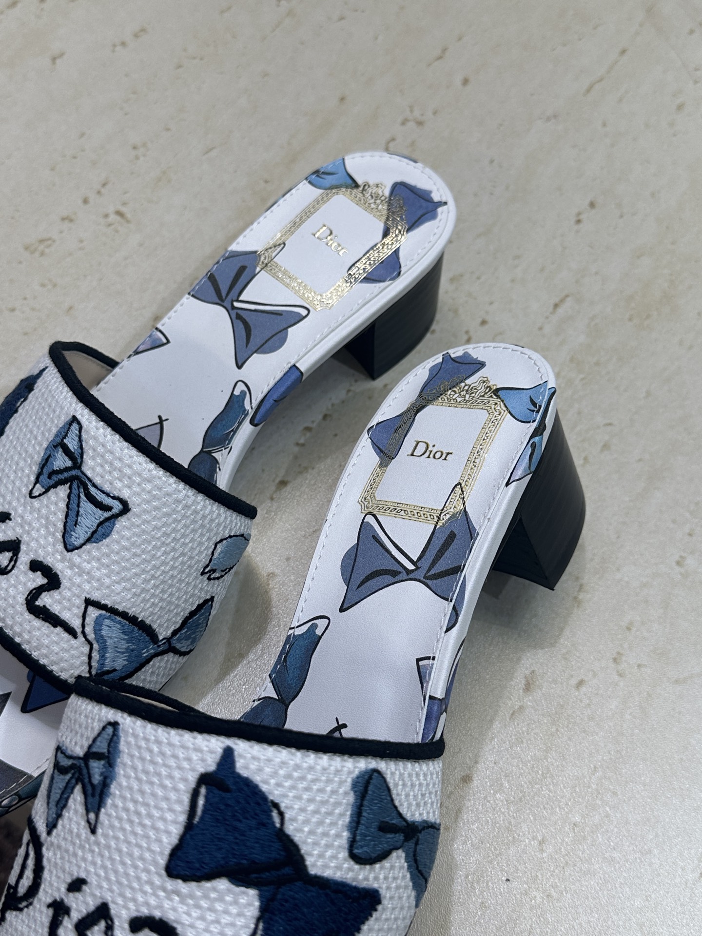 粗跟迪奥 Dior 2026春夏新款 DWAY 一字拖女鞋 CD字母logo立体刺绣平底凉鞋 圆头粗跟果