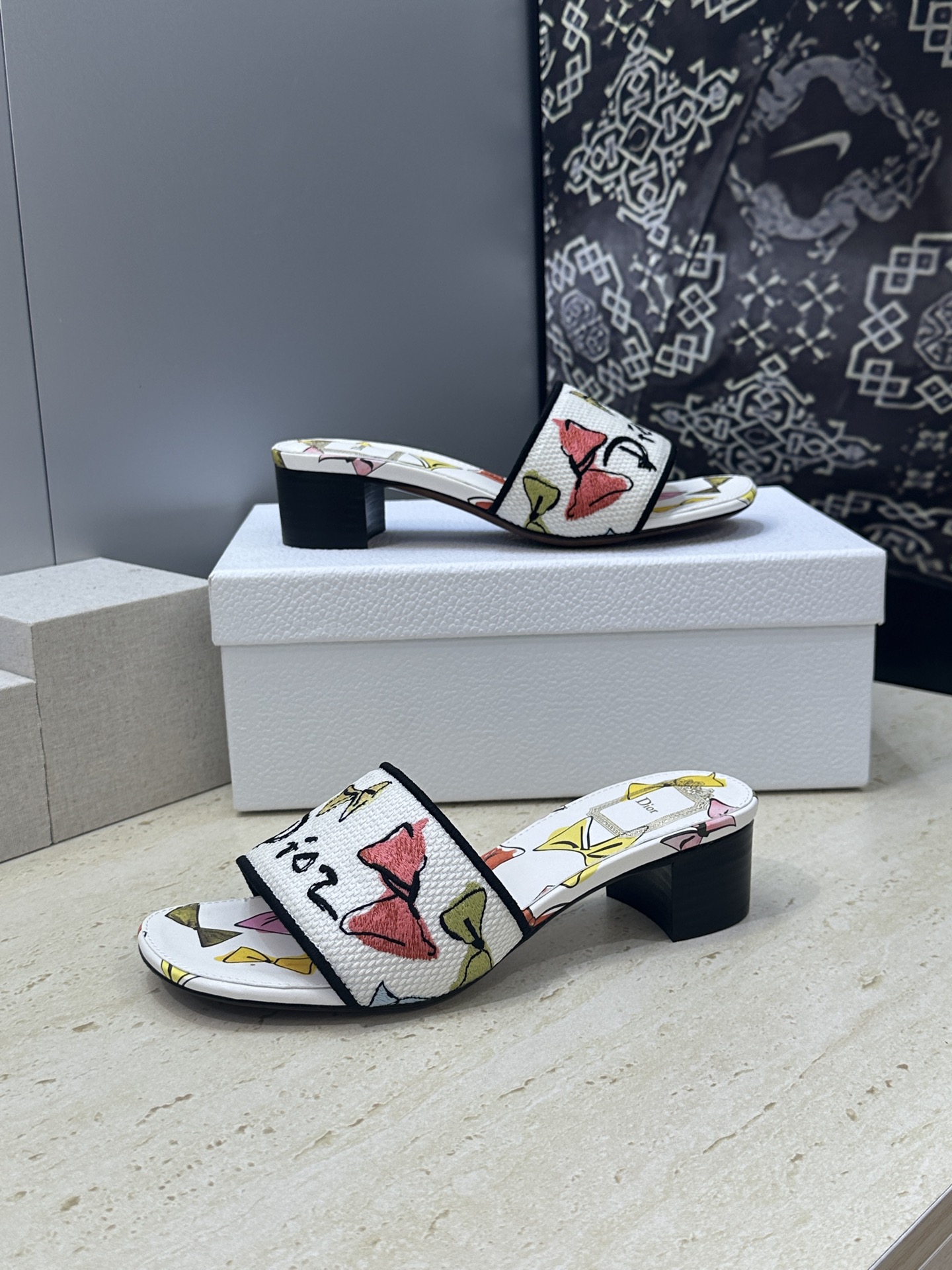 粗跟迪奥 Dior 2026春夏新款 DWAY 一字拖女鞋 CD字母logo立体刺绣平底凉鞋 圆头粗跟果