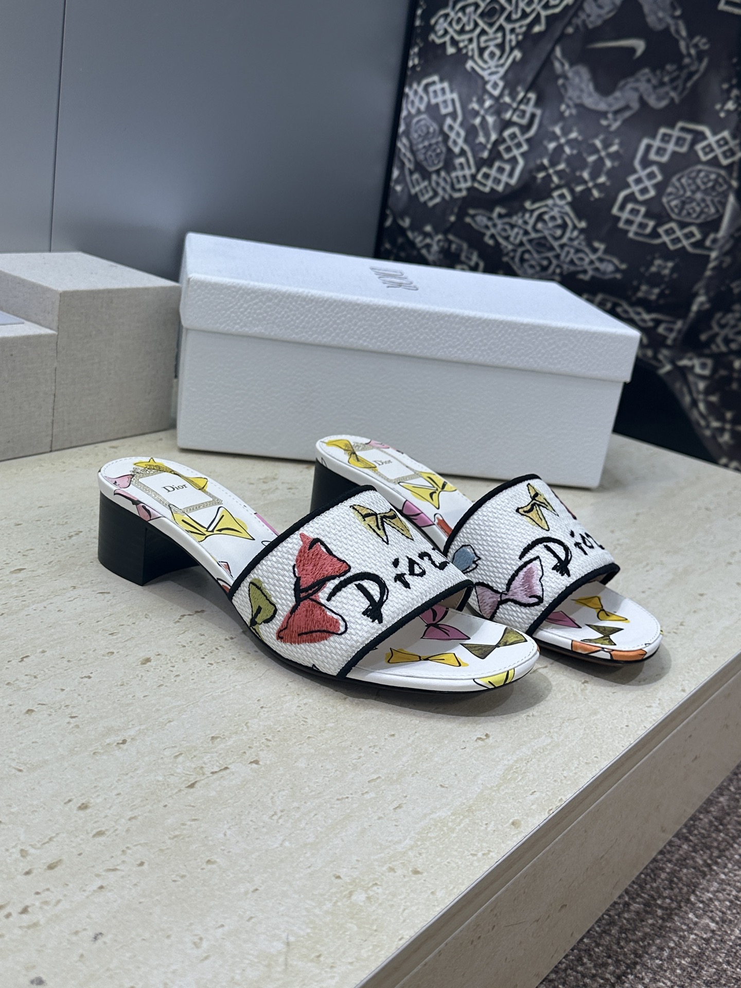 粗跟迪奥 Dior 2026春夏新款 DWAY 一字拖女鞋 CD字母logo立体刺绣平底凉鞋 圆头粗跟果