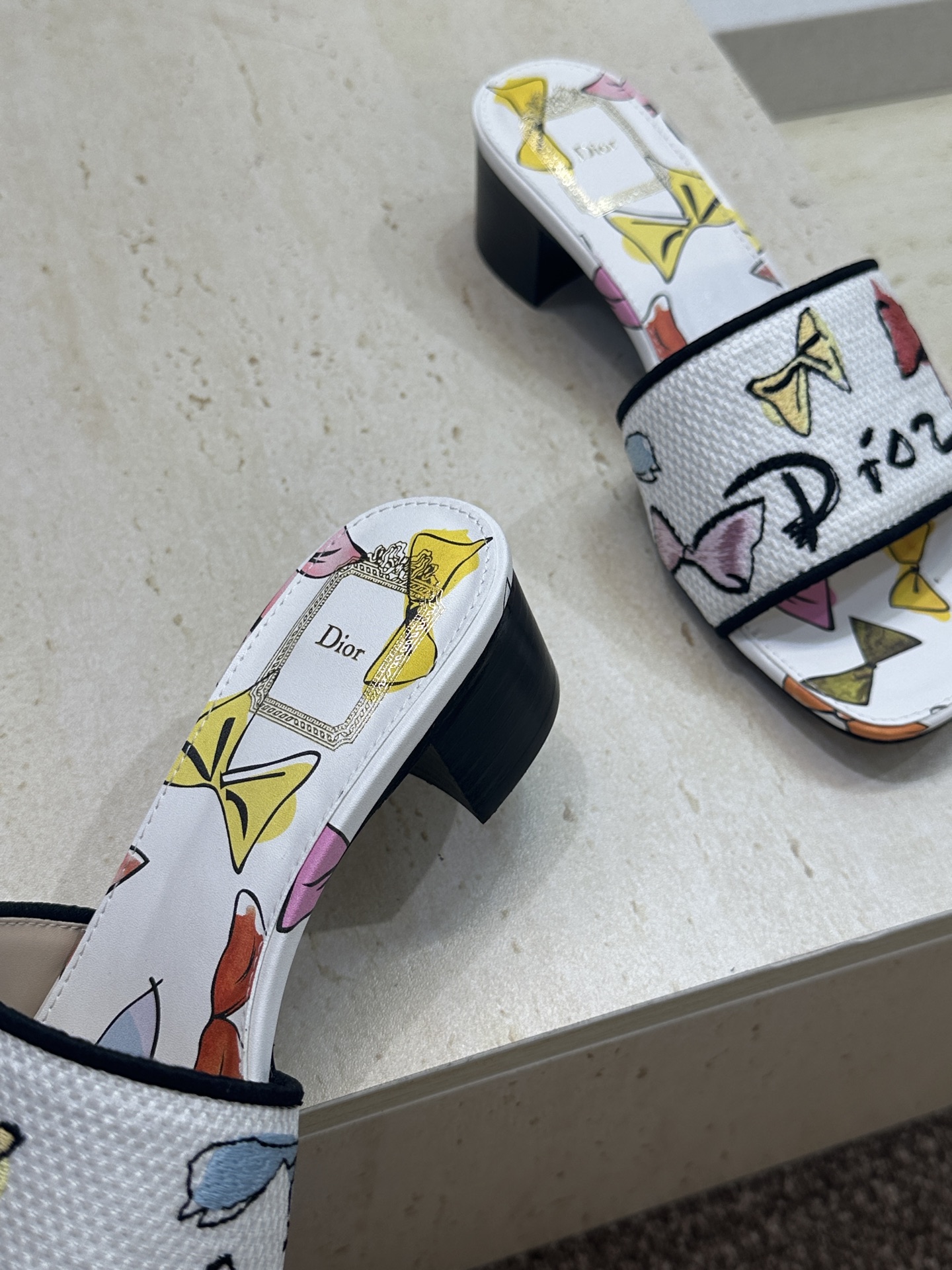 粗跟迪奥 Dior 2026春夏新款 DWAY 一字拖女鞋 CD字母logo立体刺绣平底凉鞋 圆头粗跟果