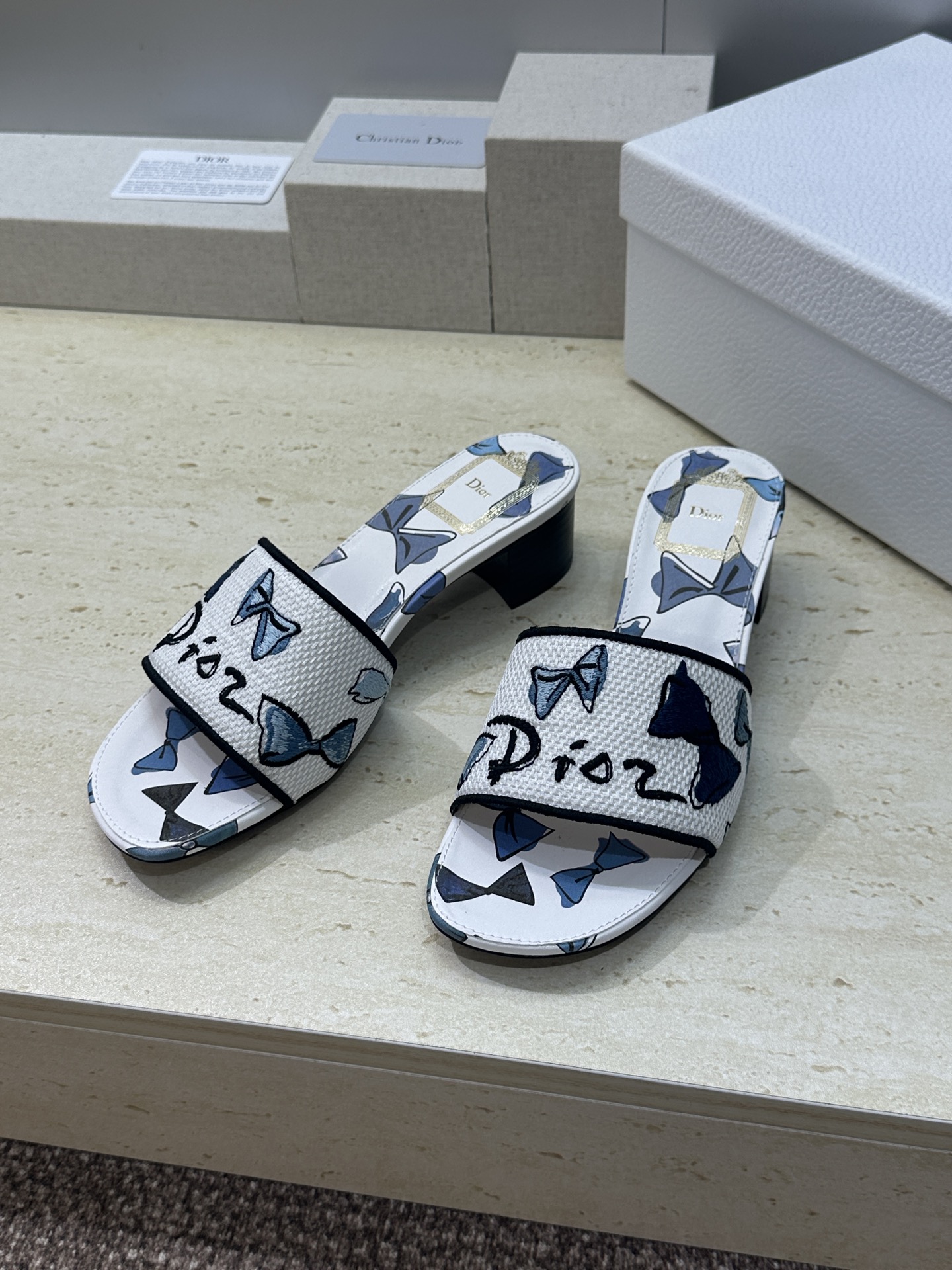 粗跟迪奥 Dior 2026春夏新款 DWAY 一字拖女鞋 CD字母logo立体刺绣平底凉鞋 圆头粗跟果