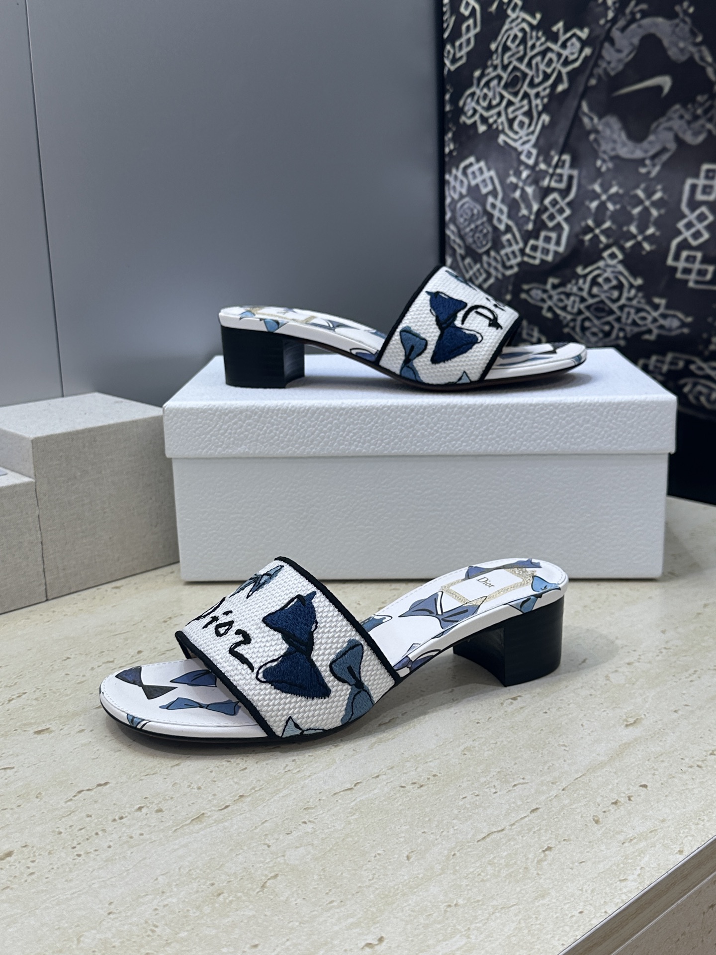 粗跟迪奥 Dior 2026春夏新款 DWAY 一字拖女鞋 CD字母logo立体刺绣平底凉鞋 圆头粗跟果