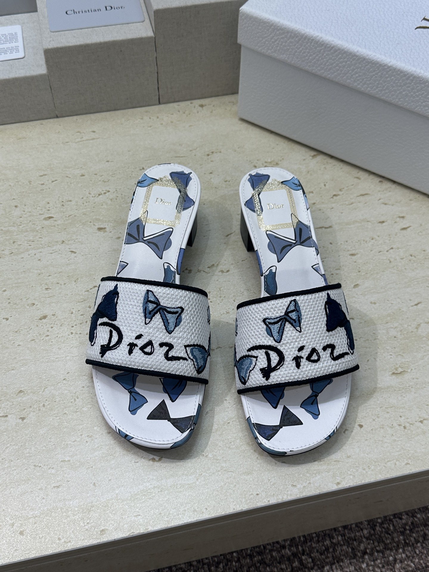 粗跟迪奥 Dior 2026春夏新款 DWAY 一字拖女鞋 CD字母logo立体刺绣平底凉鞋 圆头粗跟果