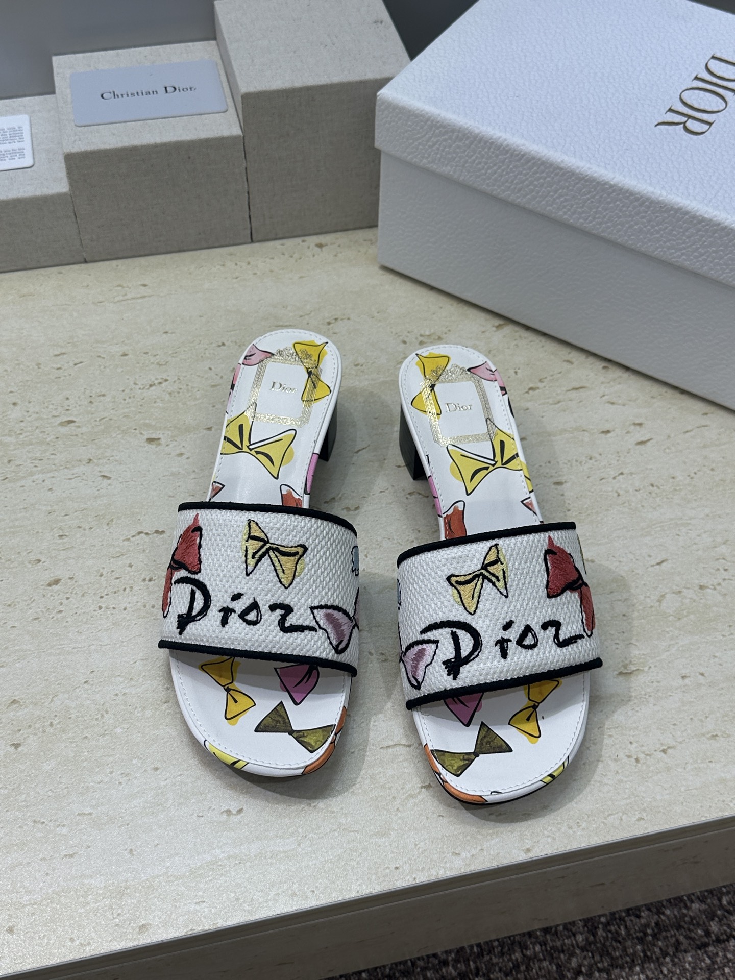 粗跟迪奥 Dior 2026春夏新款 DWAY 一字拖女鞋 CD字母logo立体刺绣平底凉鞋 圆头粗跟果