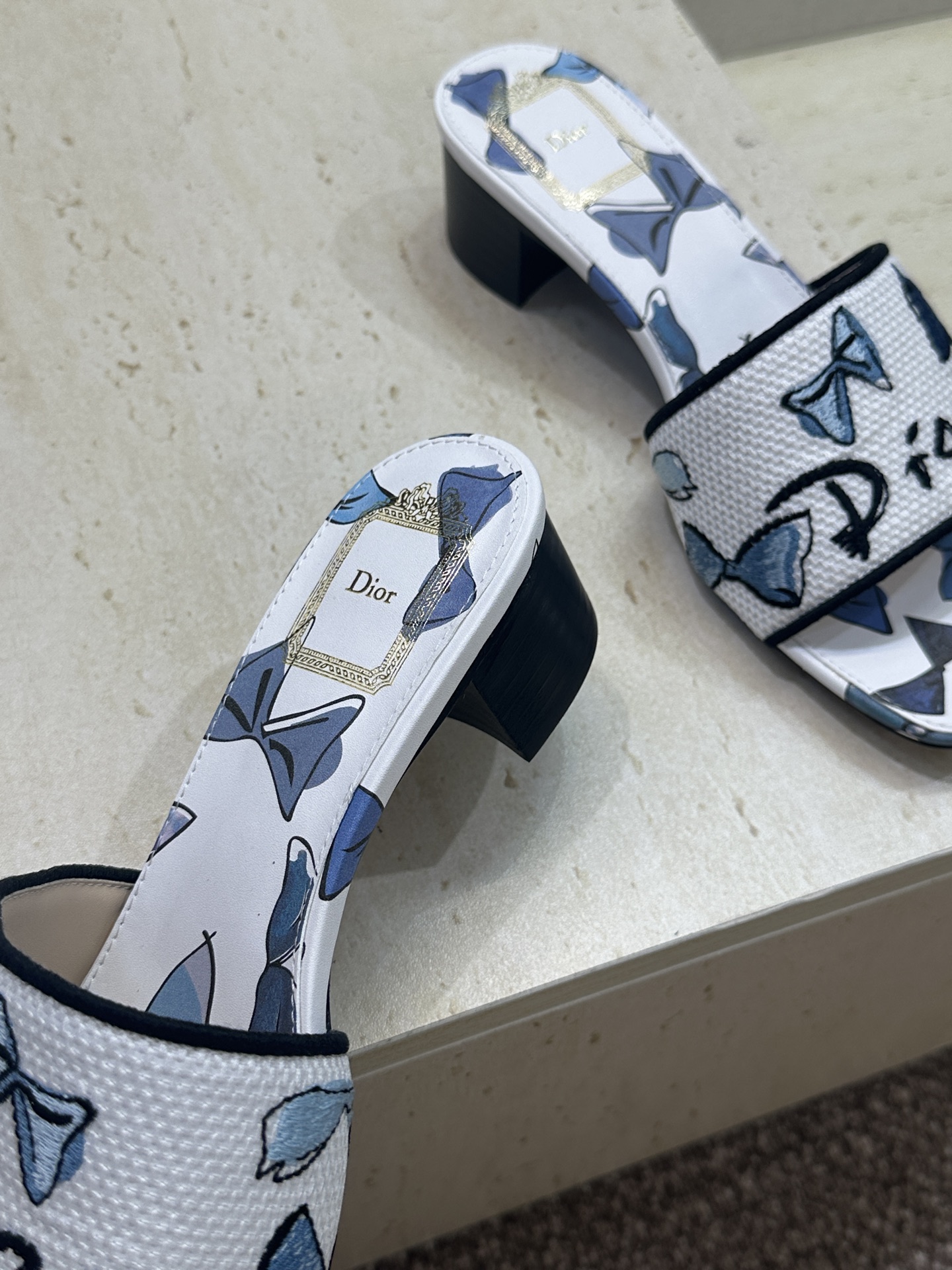 粗跟迪奥 Dior 2026春夏新款 DWAY 一字拖女鞋 CD字母logo立体刺绣平底凉鞋 圆头粗跟果