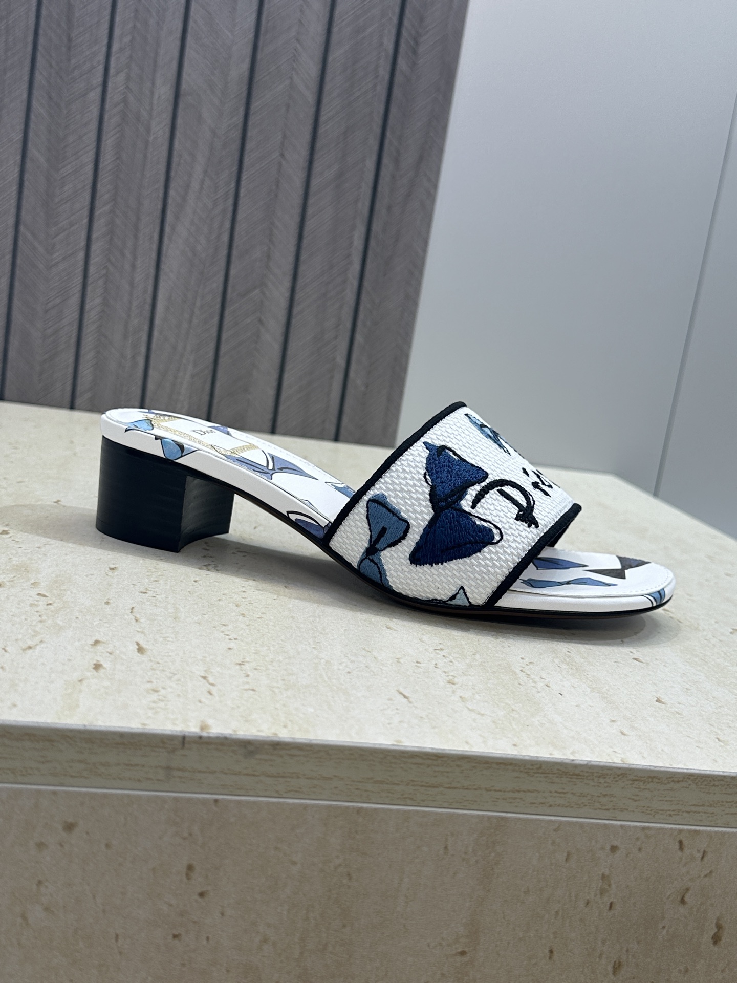 粗跟迪奥 Dior 2026春夏新款 DWAY 一字拖女鞋 CD字母logo立体刺绣平底凉鞋 圆头粗跟果
