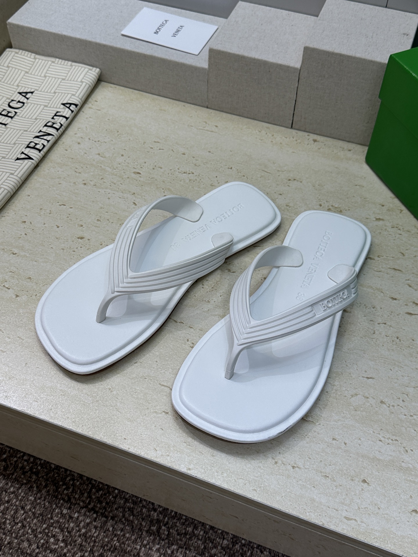 Bottega Veneta 葆蝶家2026春夏情侣新款SamPieri Flat Thong 沙滩凉鞋