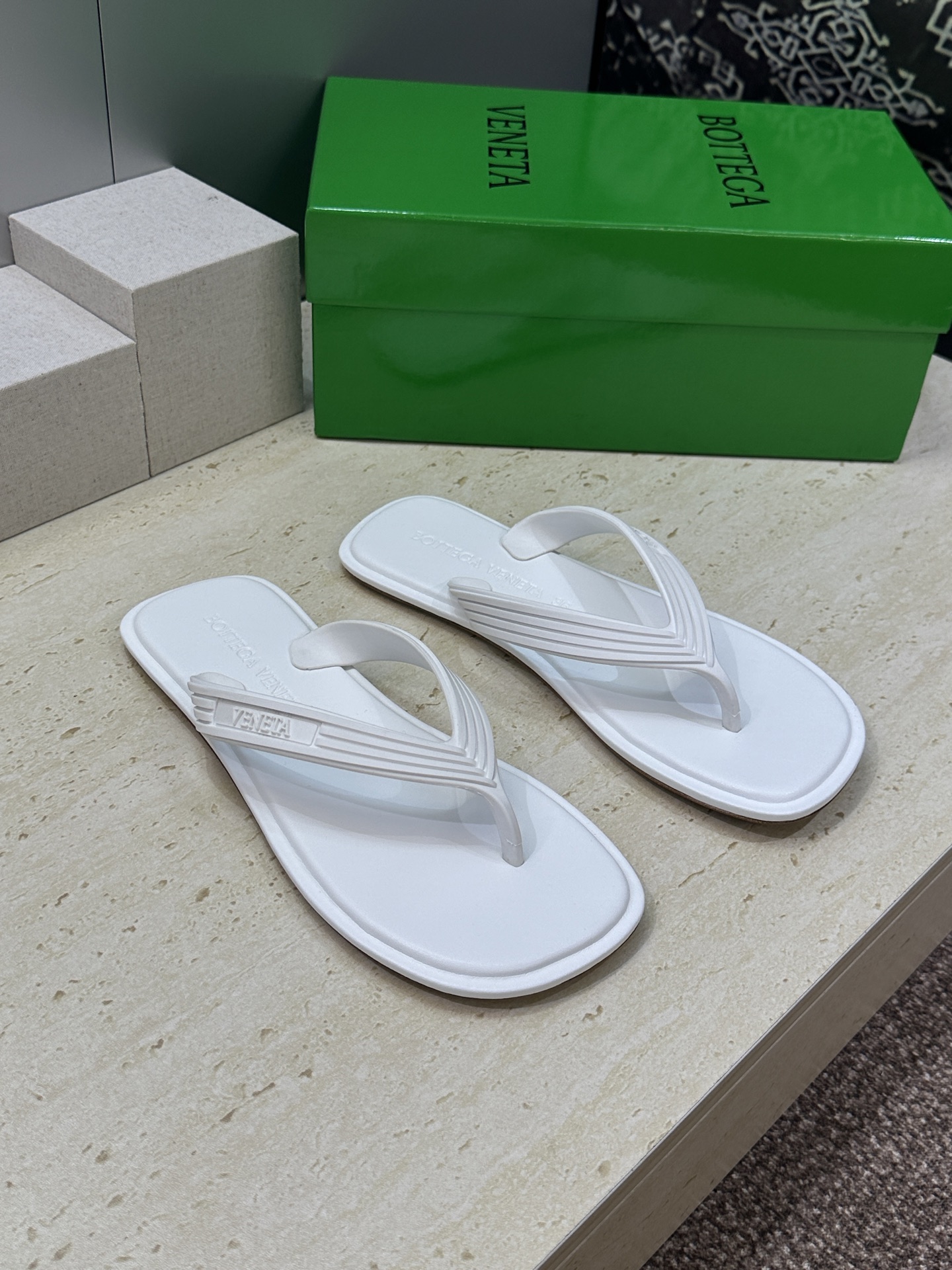 Bottega Veneta 葆蝶家2026春夏情侣新款SamPieri Flat Thong 沙滩凉鞋