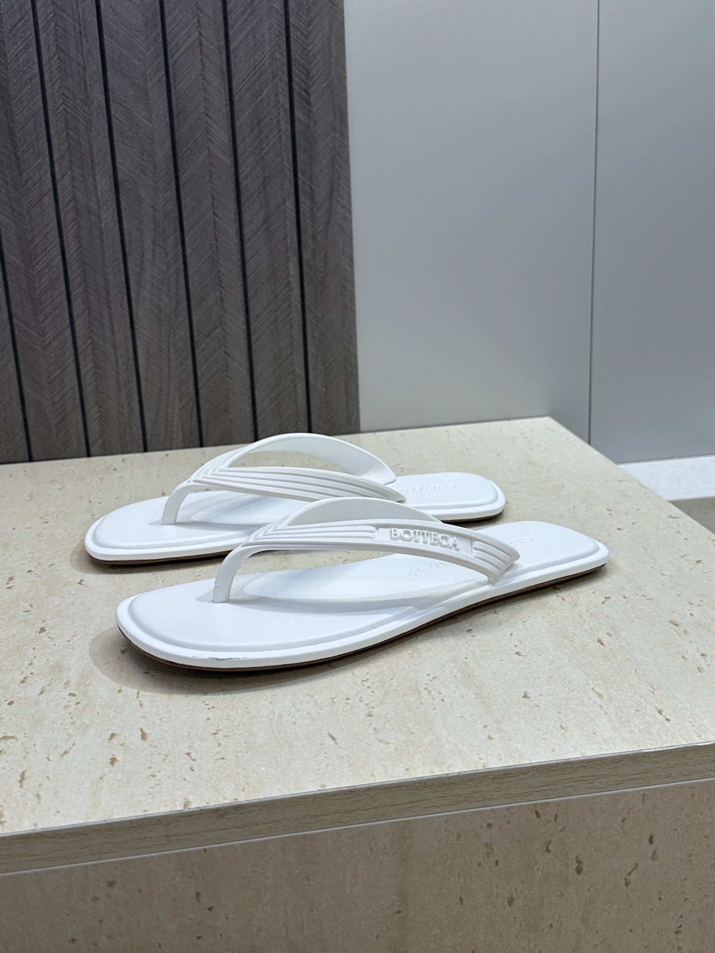 Bottega Veneta 葆蝶家2026春夏情侣新款SamPieri Flat Thong 沙滩凉鞋