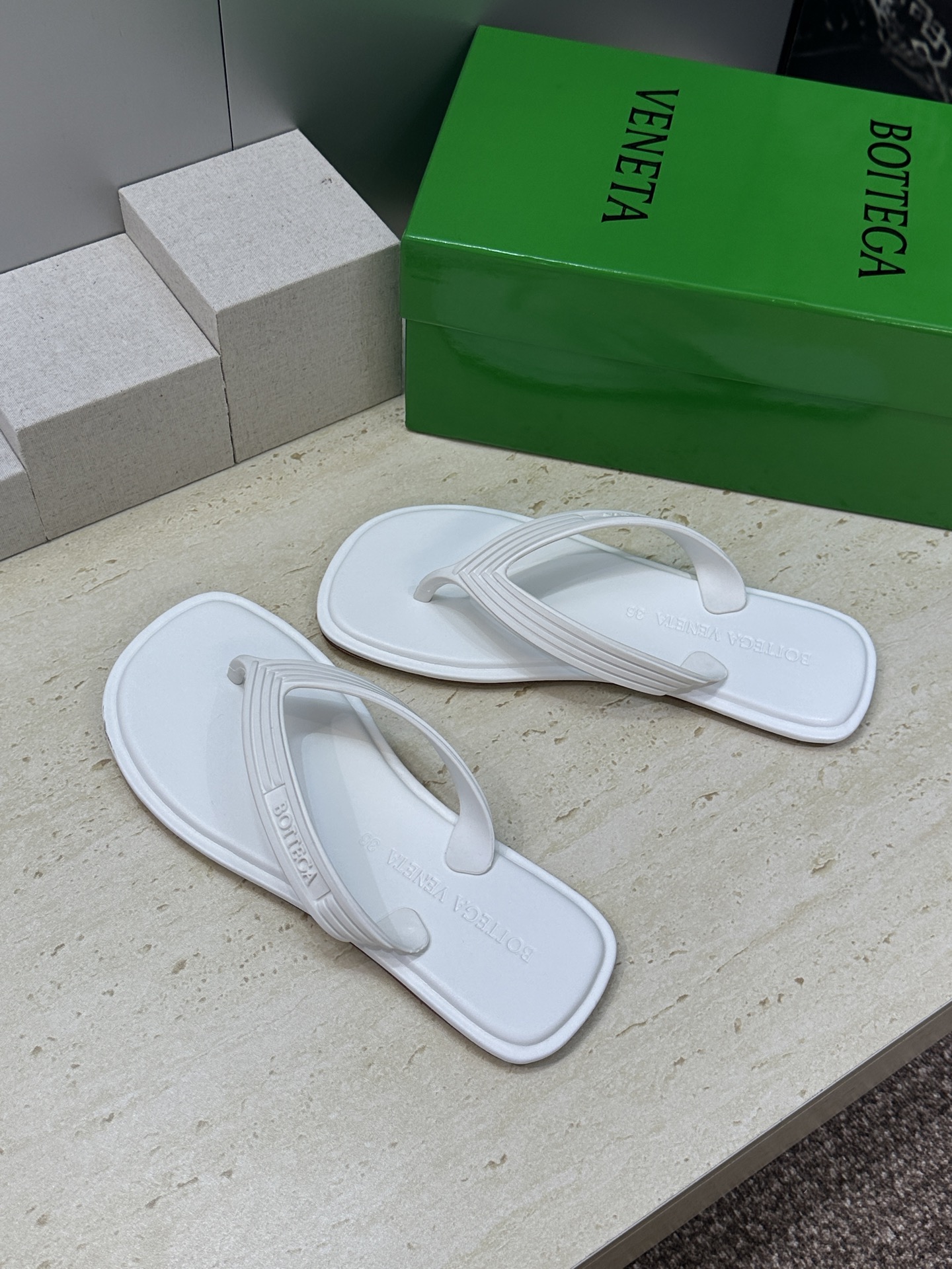 Bottega Veneta 葆蝶家2026春夏情侣新款SamPieri Flat Thong 沙滩凉鞋
