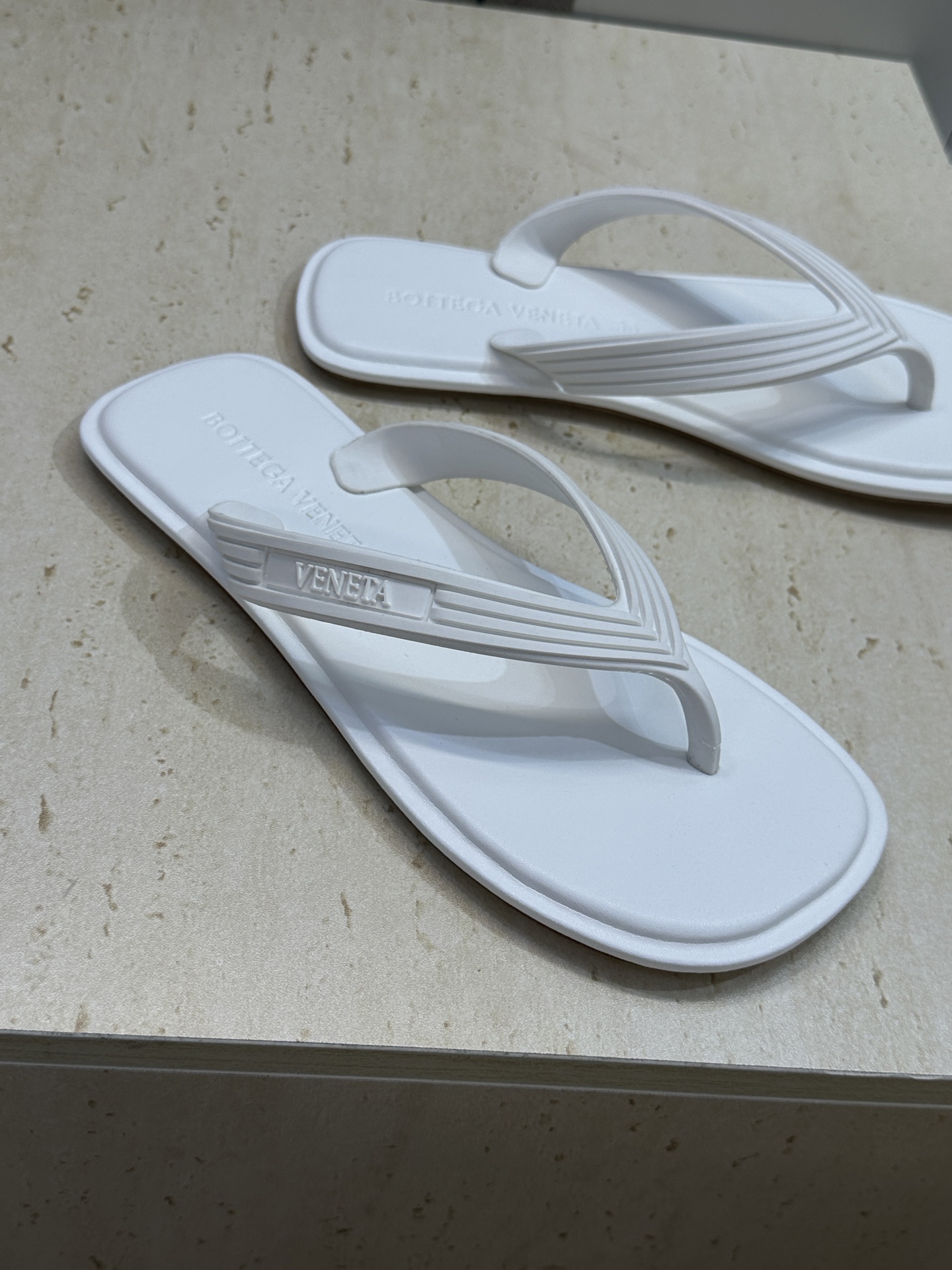 Bottega Veneta 葆蝶家2026春夏情侣新款SamPieri Flat Thong 沙滩凉鞋
