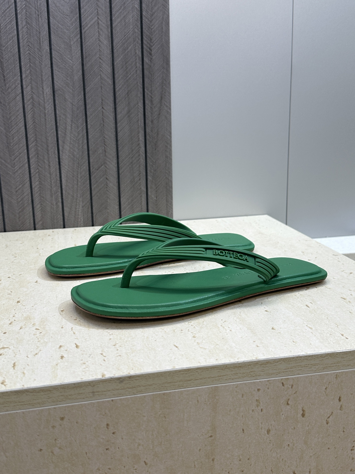 Bottega Veneta 葆蝶家2026春夏情侣新款SamPieri Flat Thong 沙滩凉鞋