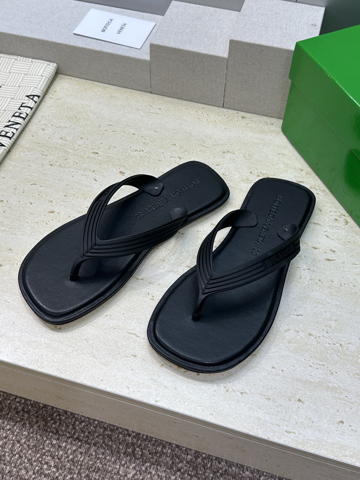 Bottega Veneta 葆蝶家2026春夏情侣新款SamPieri Flat Thong 沙滩凉鞋