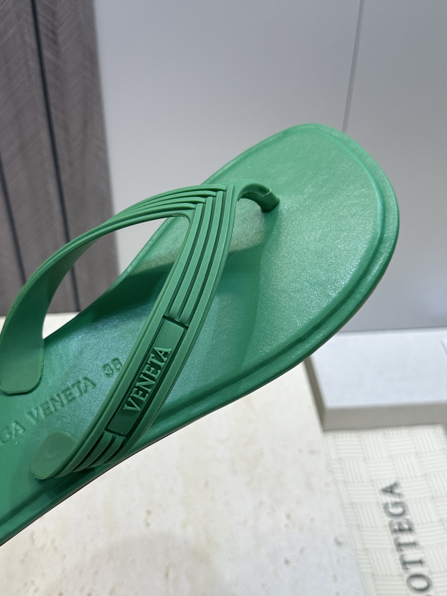 Bottega Veneta 葆蝶家2026春夏情侣新款SamPieri Flat Thong 沙滩凉鞋