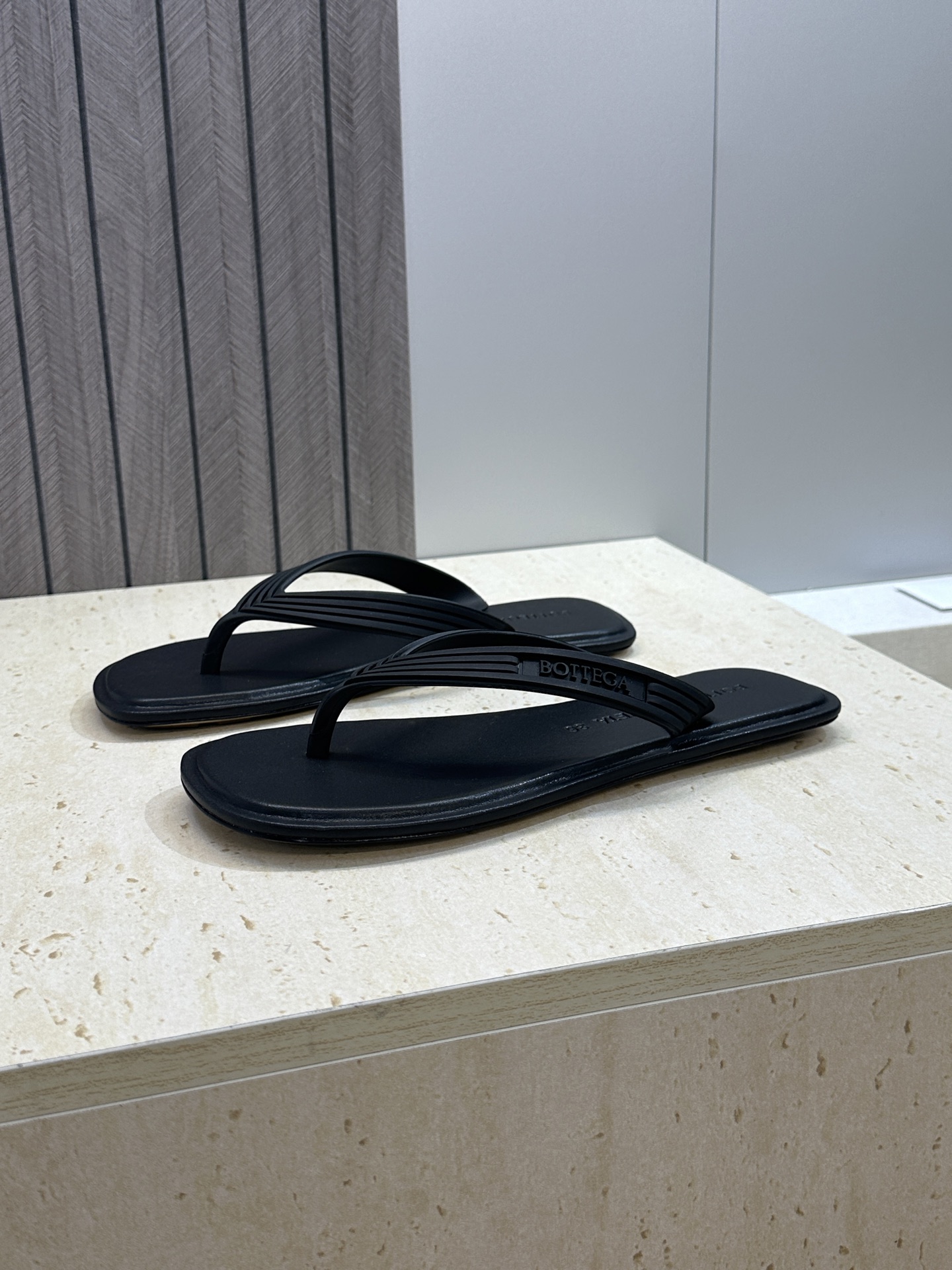 Bottega Veneta 葆蝶家2026春夏情侣新款SamPieri Flat Thong 沙滩凉鞋