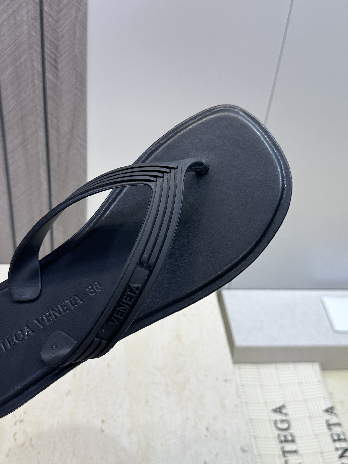 Bottega Veneta 葆蝶家2026春夏情侣新款SamPieri Flat Thong 沙滩凉鞋