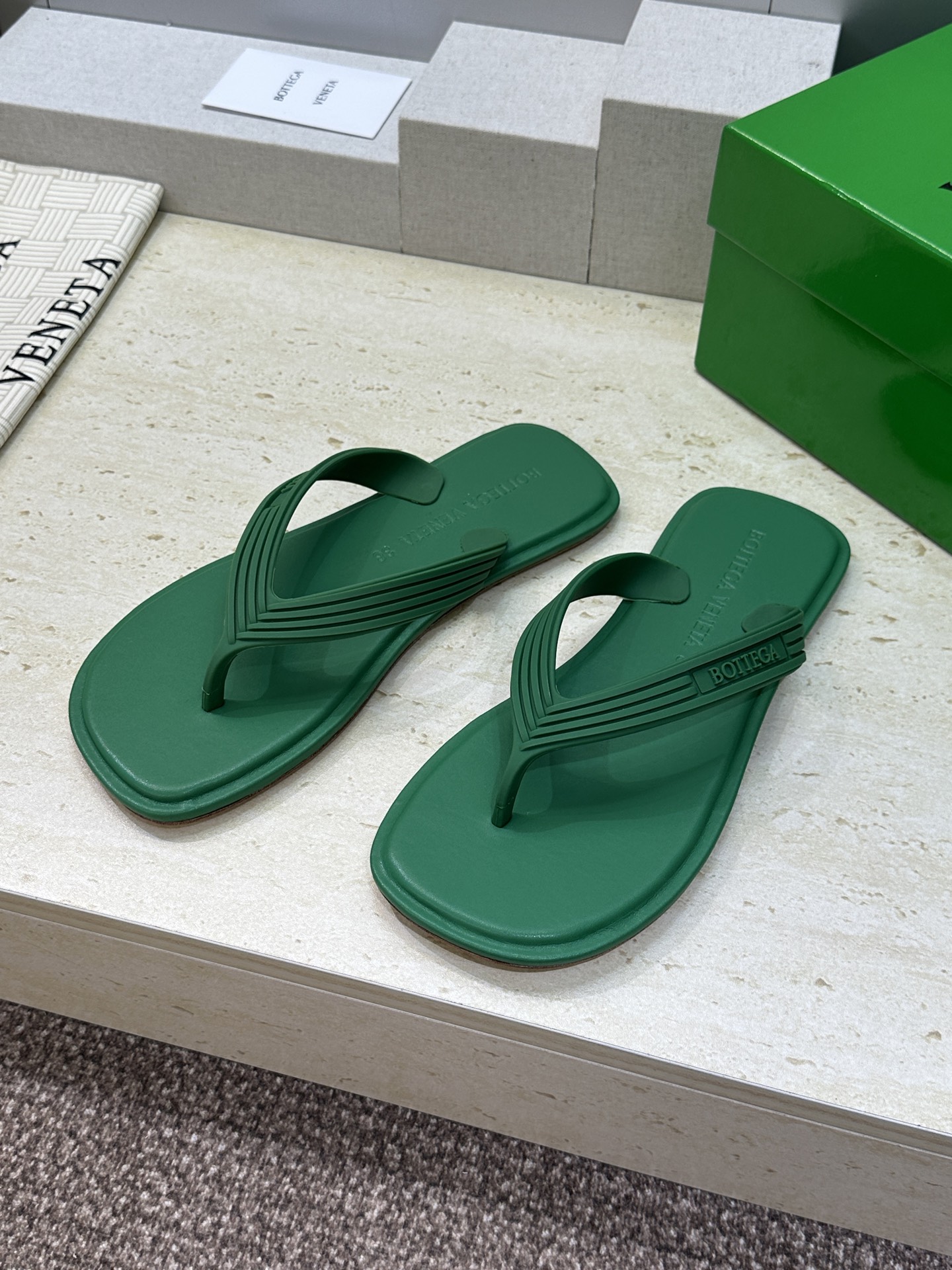 Bottega Veneta 葆蝶家2026春夏情侣新款SamPieri Flat Thong 沙滩凉鞋