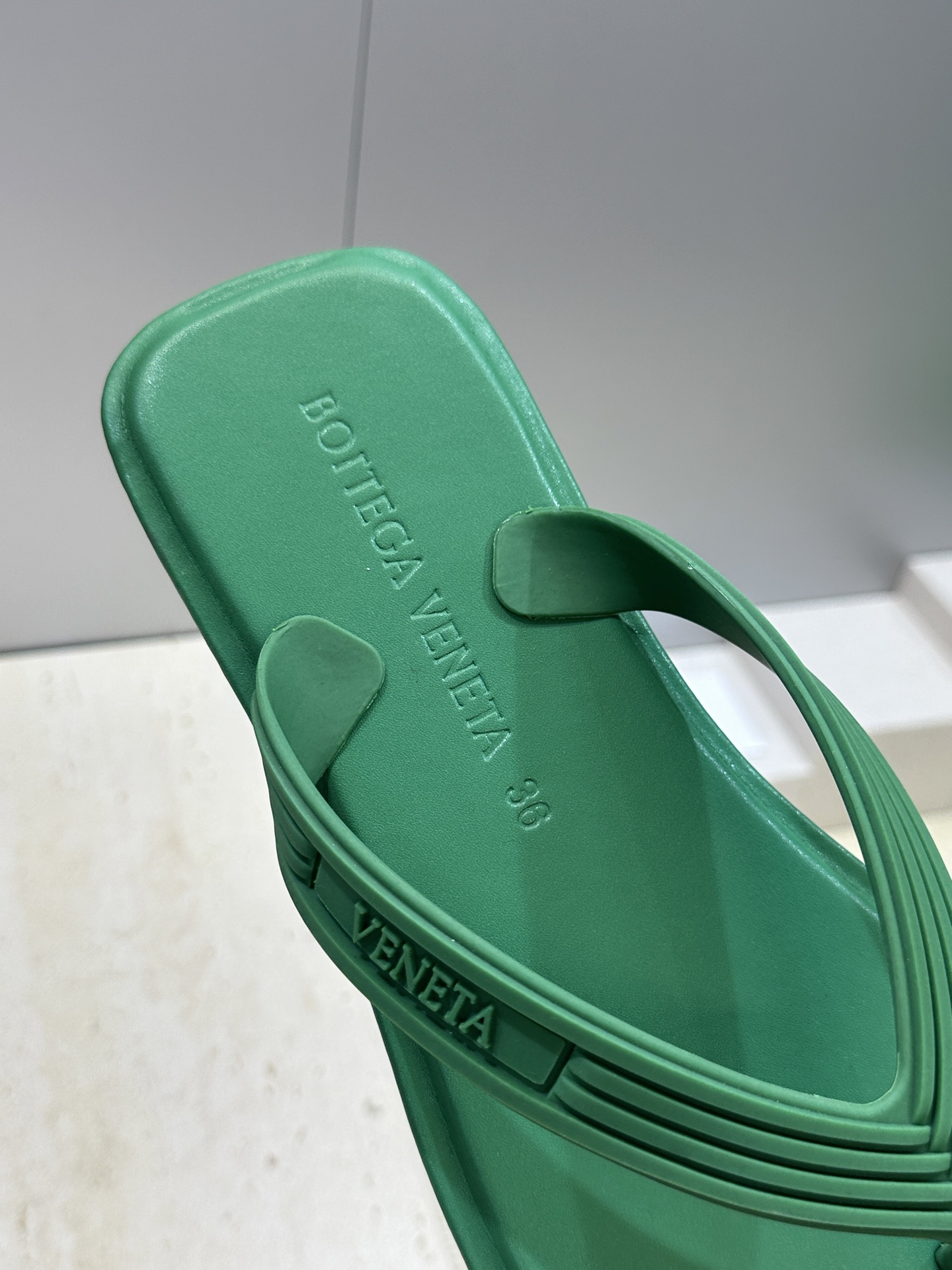 Bottega Veneta 葆蝶家2026春夏情侣新款SamPieri Flat Thong 沙滩凉鞋