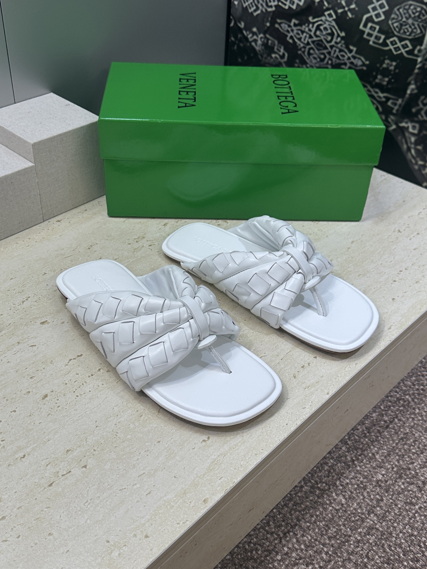 Bottega Veneta 葆蝶家2026春夏情侣新款Salsa 编织沙滩凉鞋 BV字母logo平底方