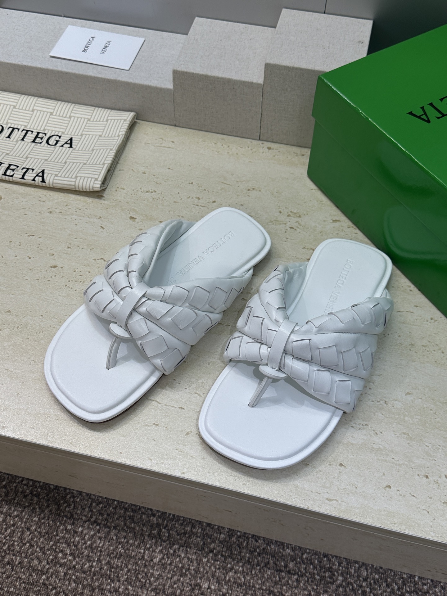 Bottega Veneta 葆蝶家2026春夏情侣新款Salsa 编织沙滩凉鞋 BV字母logo平底方