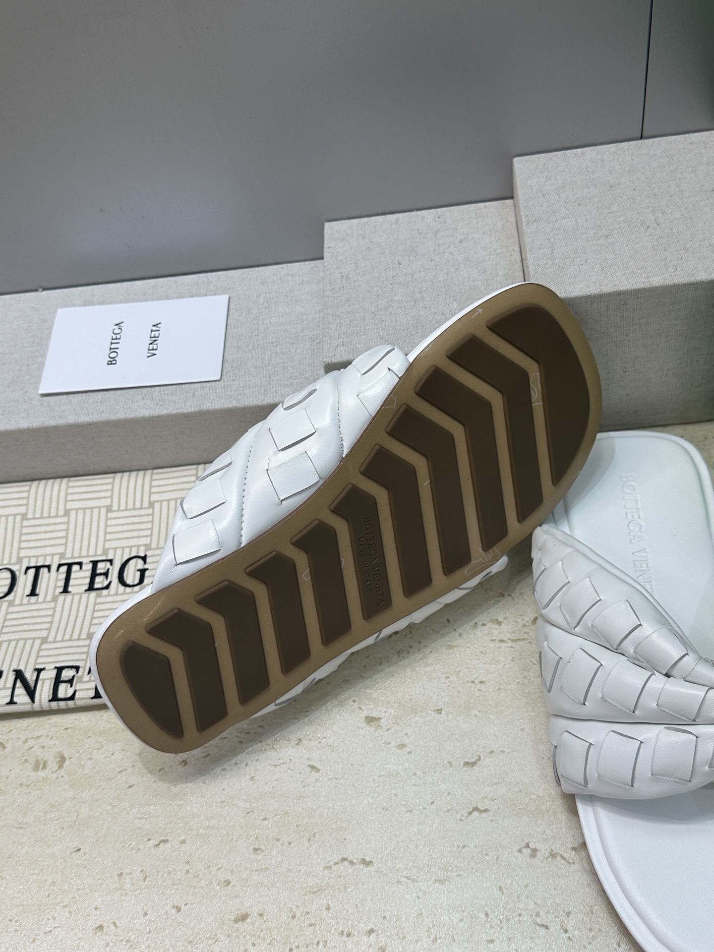 Bottega Veneta 葆蝶家2026春夏情侣新款Salsa 编织沙滩凉鞋 BV字母logo平底方