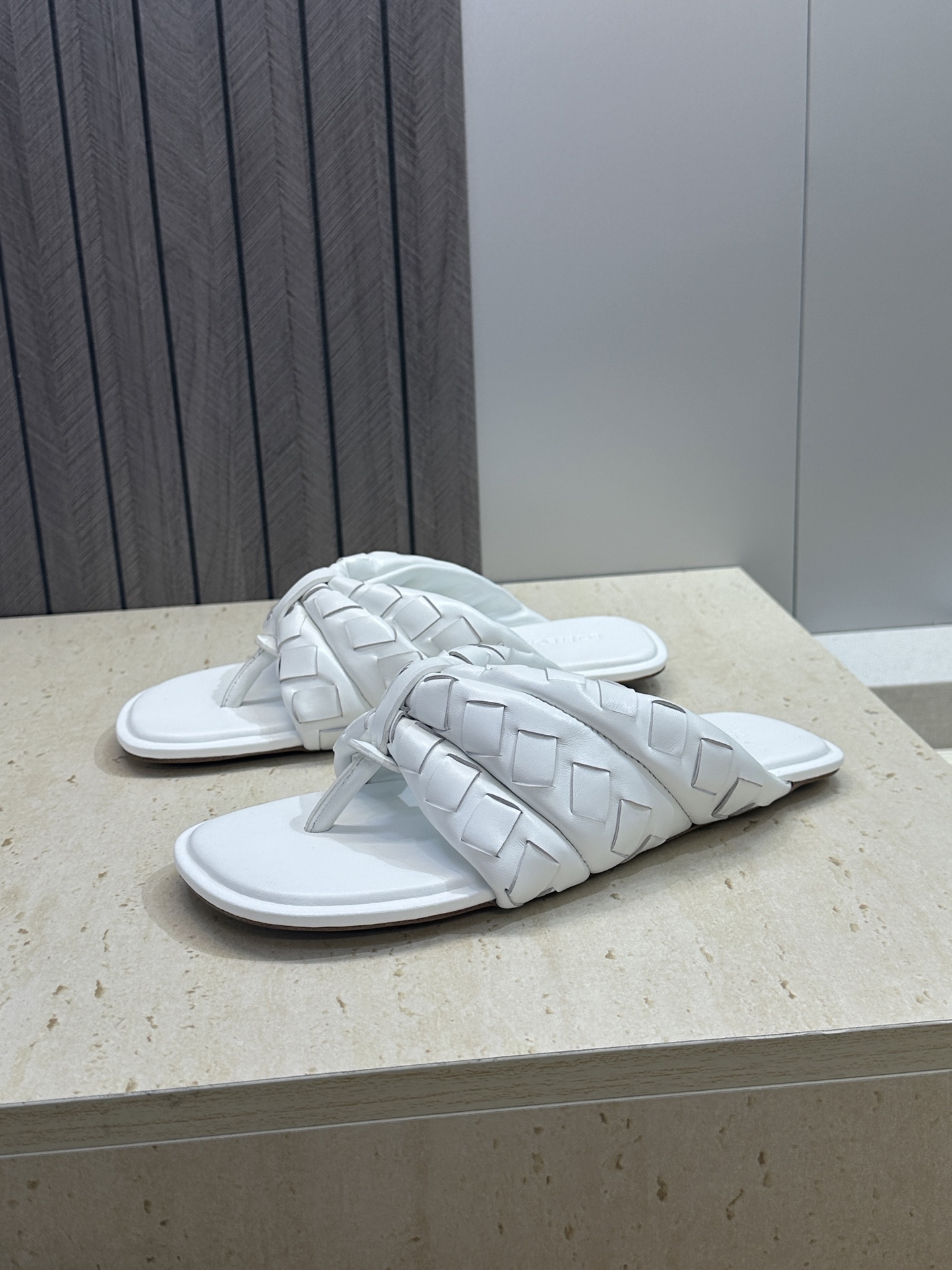 Bottega Veneta 葆蝶家2026春夏情侣新款Salsa 编织沙滩凉鞋 BV字母logo平底方