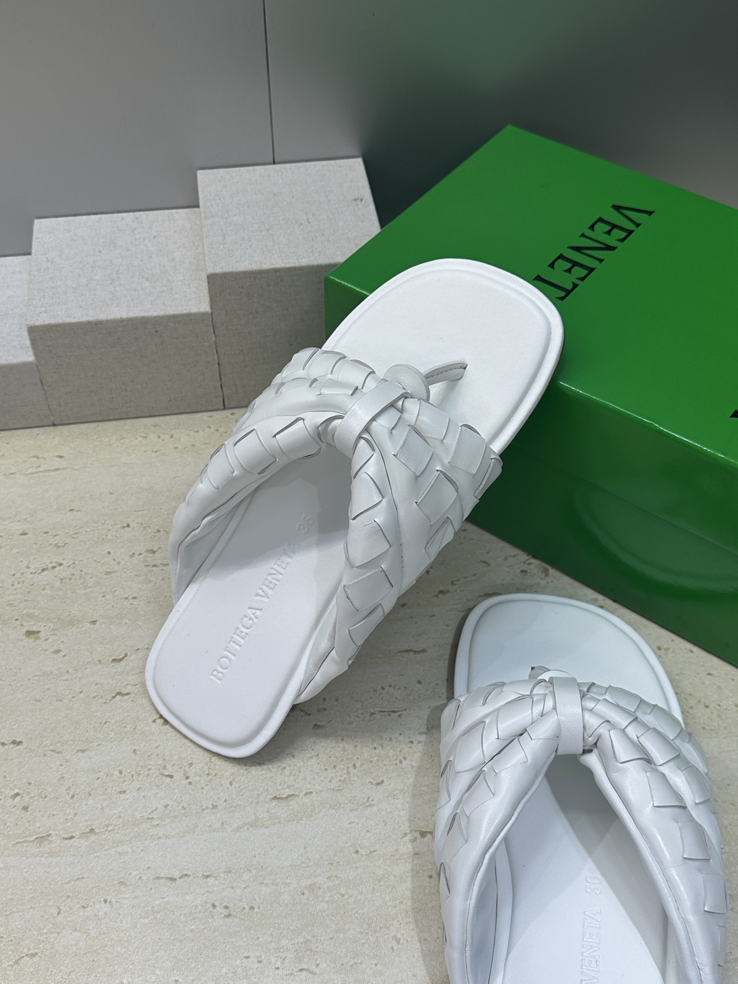 Bottega Veneta 葆蝶家2026春夏情侣新款Salsa 编织沙滩凉鞋 BV字母logo平底方